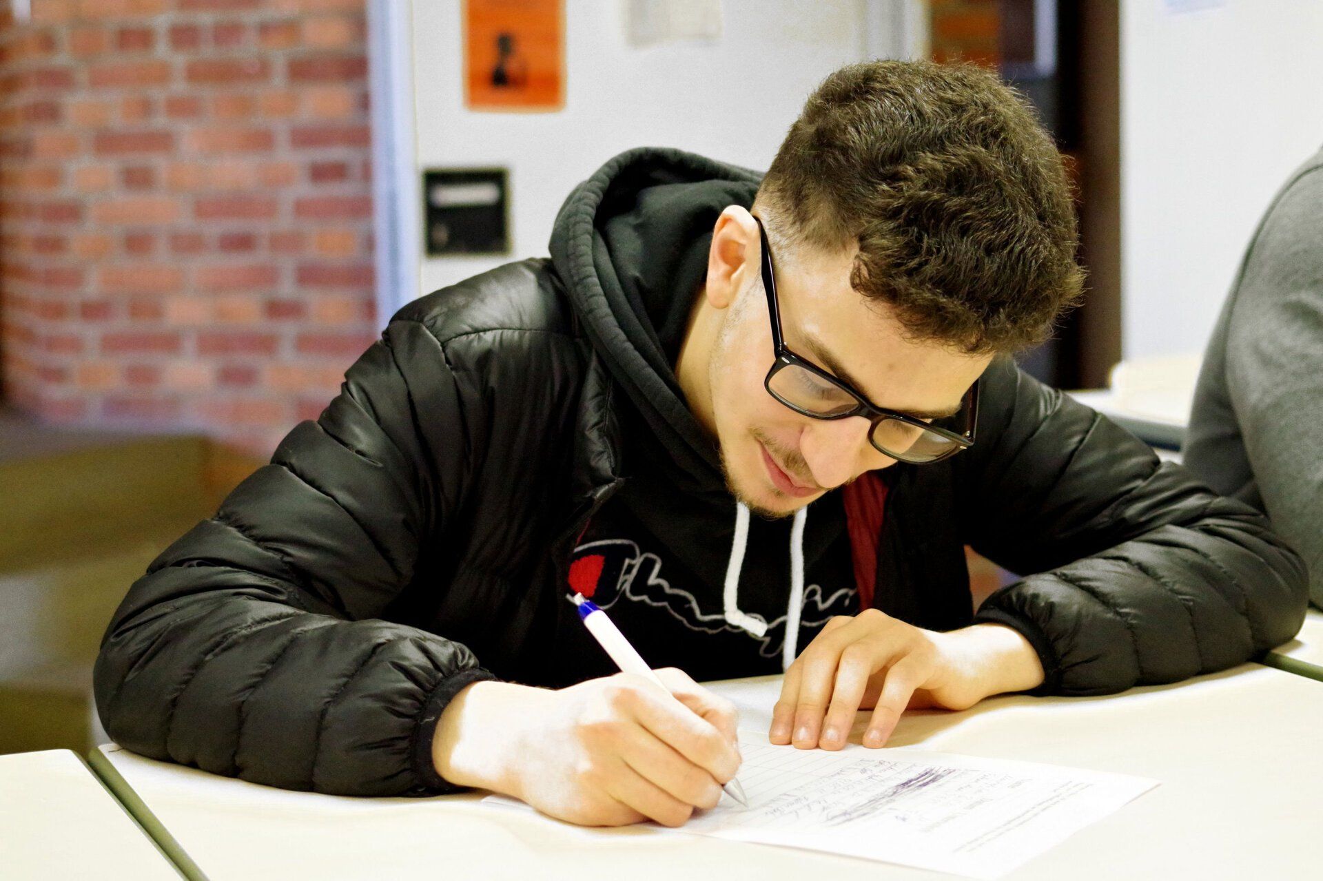 Foto eines Studierenden beim Schreiben