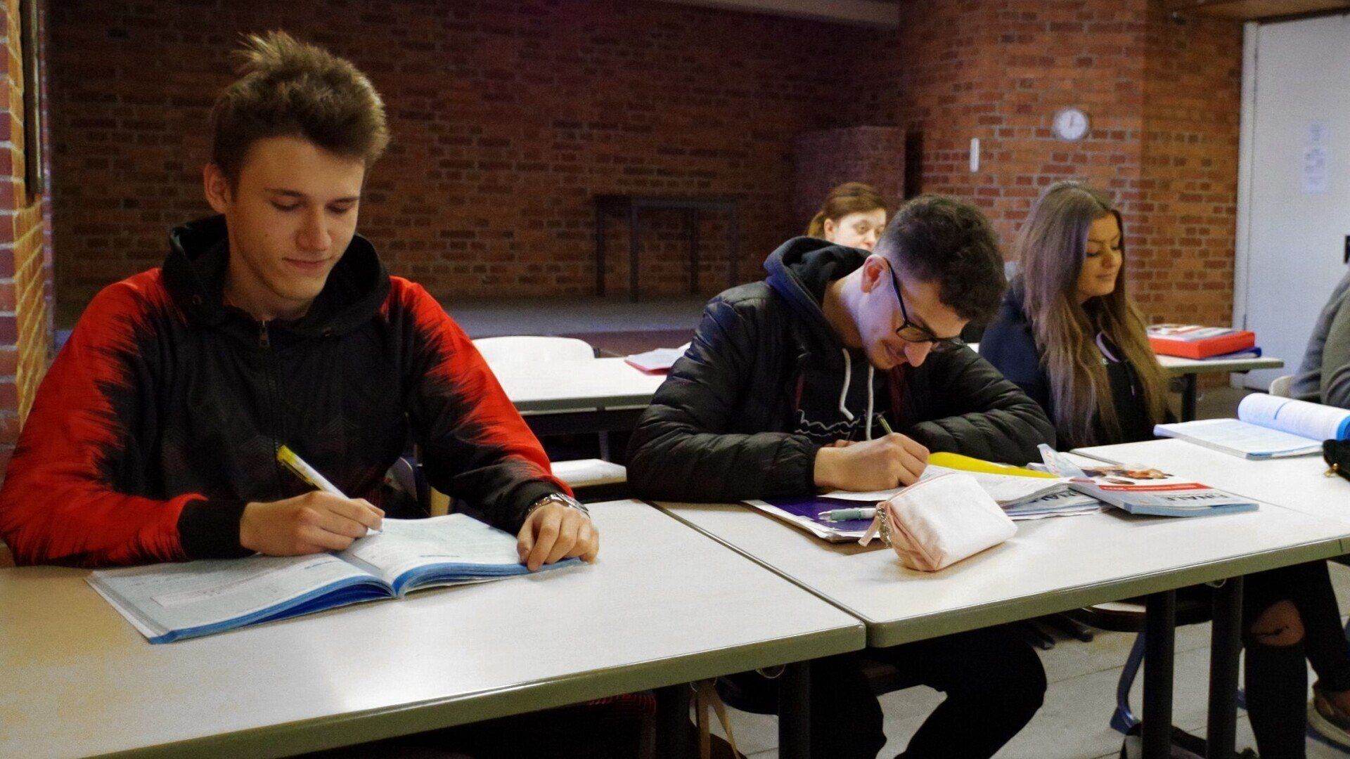 Foto von Studierenden im Klassenraum der Realschule am Vormittag