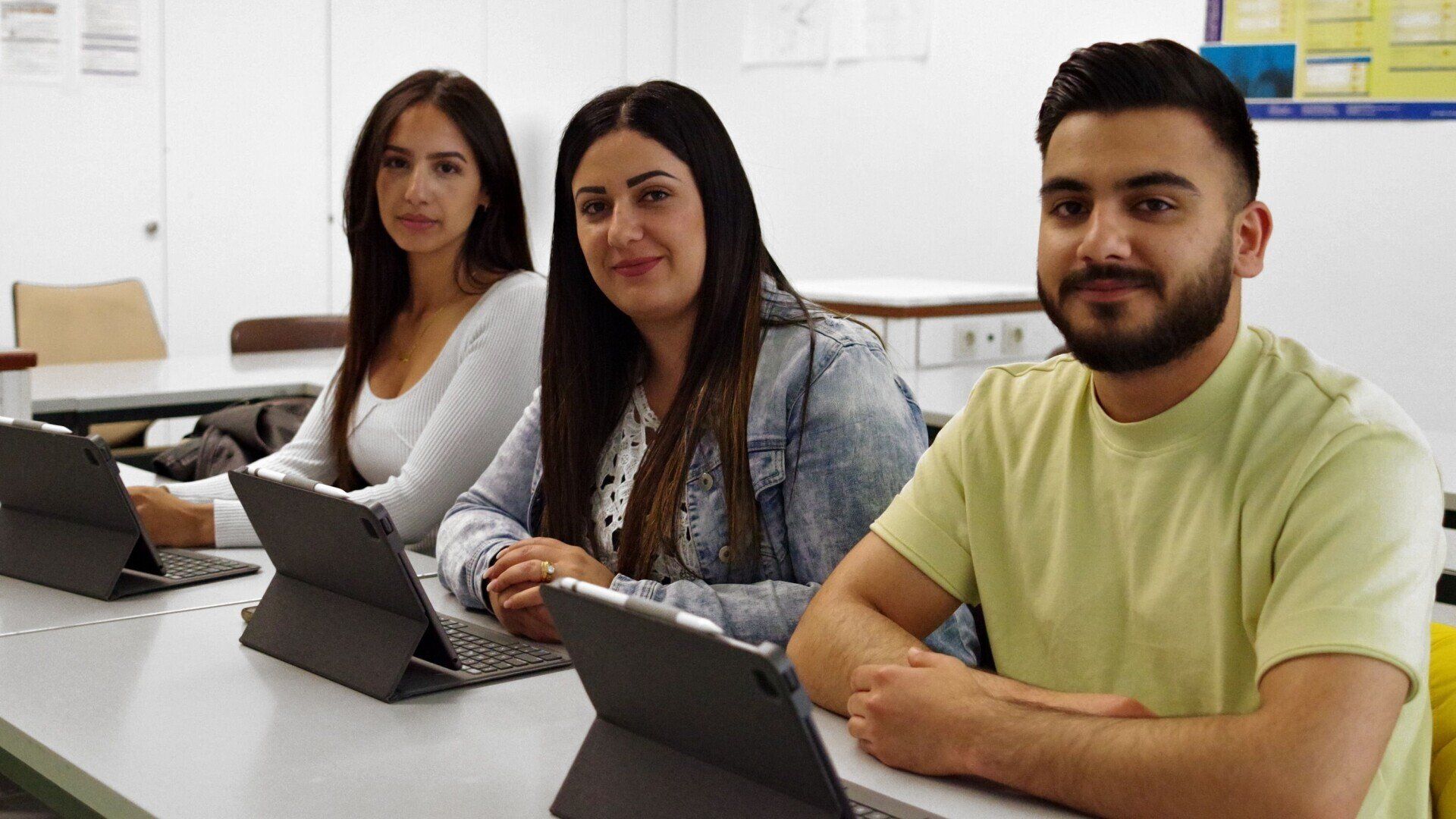 Foto von Studierenden des Bildungsganges Abitur-Online vor Ipads