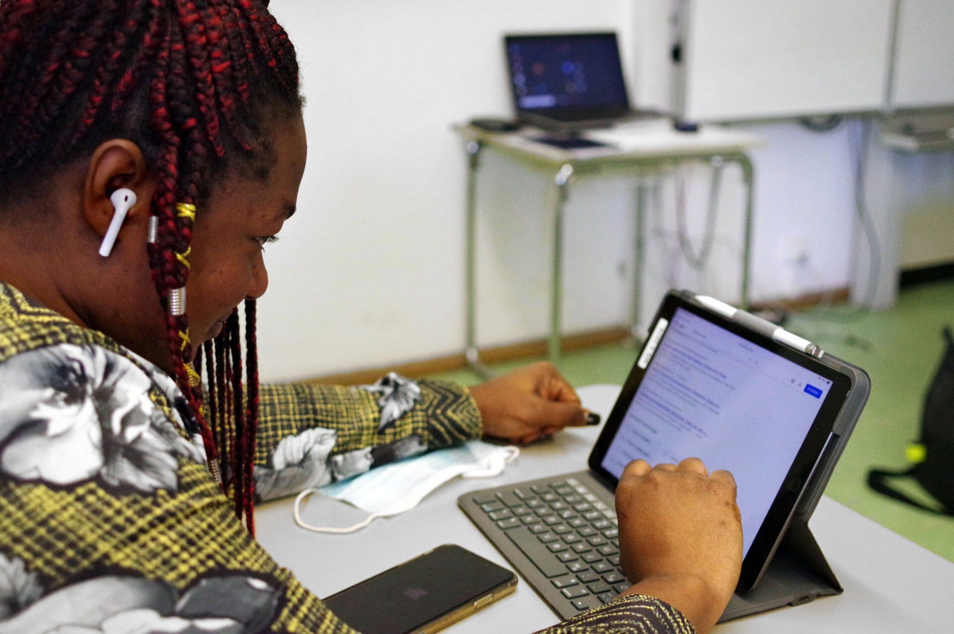 Foto einer Studierenden beim Arbeiten am ipad