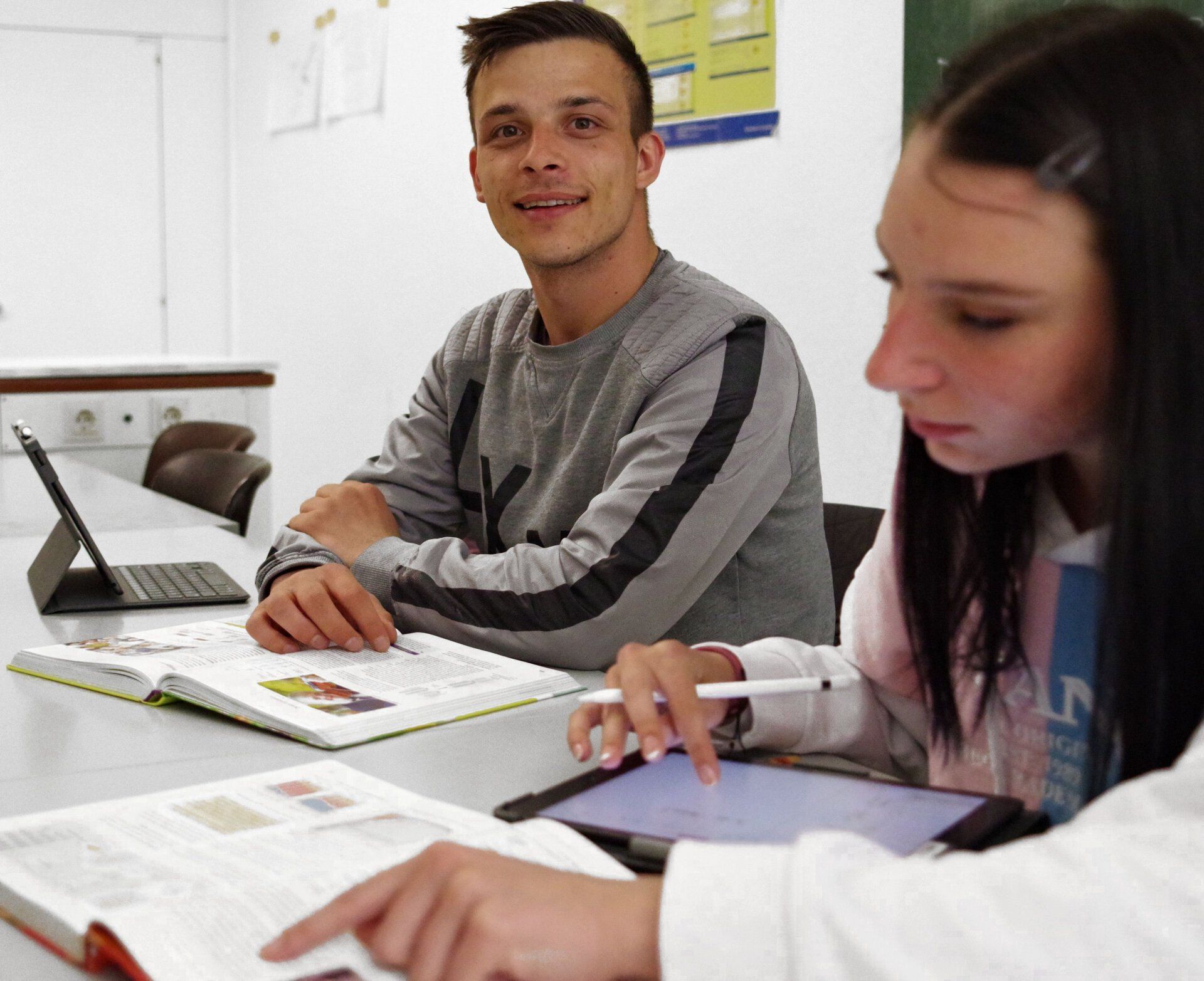 Foto von zwei Studierenden beim Lesen
