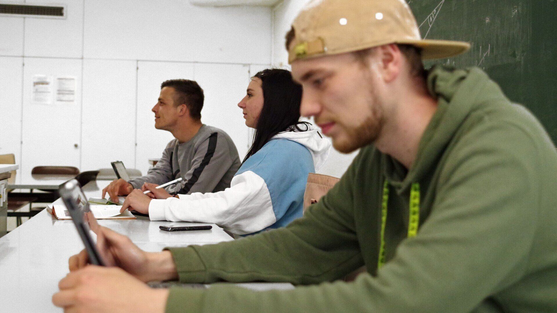 Foto von Studierenden des Tageskollegs im Biologie-Raum mit Ipads
