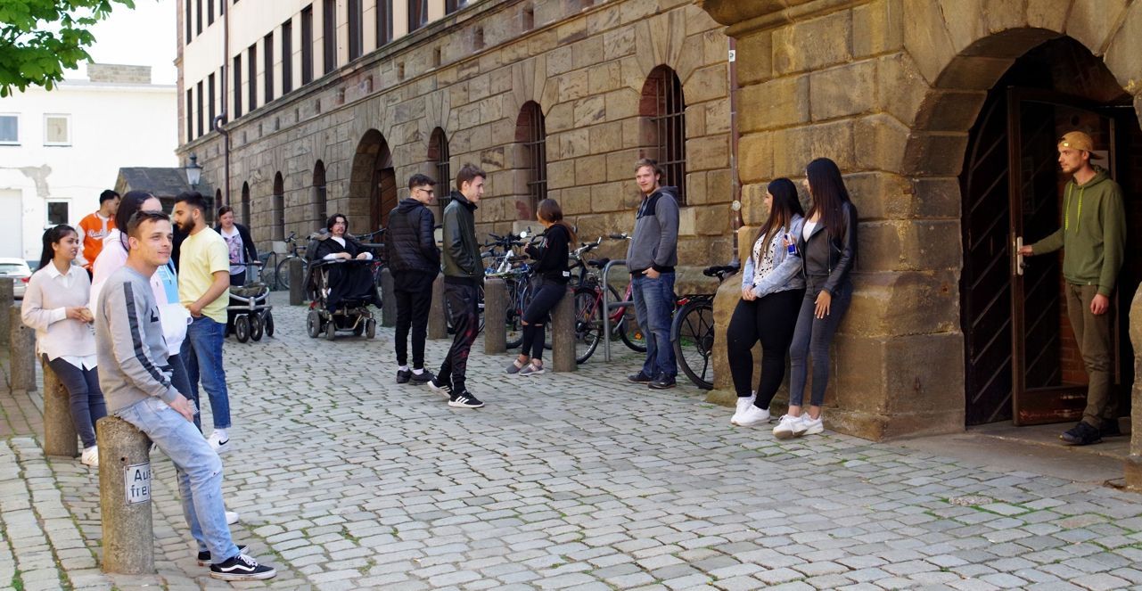 Foto von Studierenden vor dem Kolleg