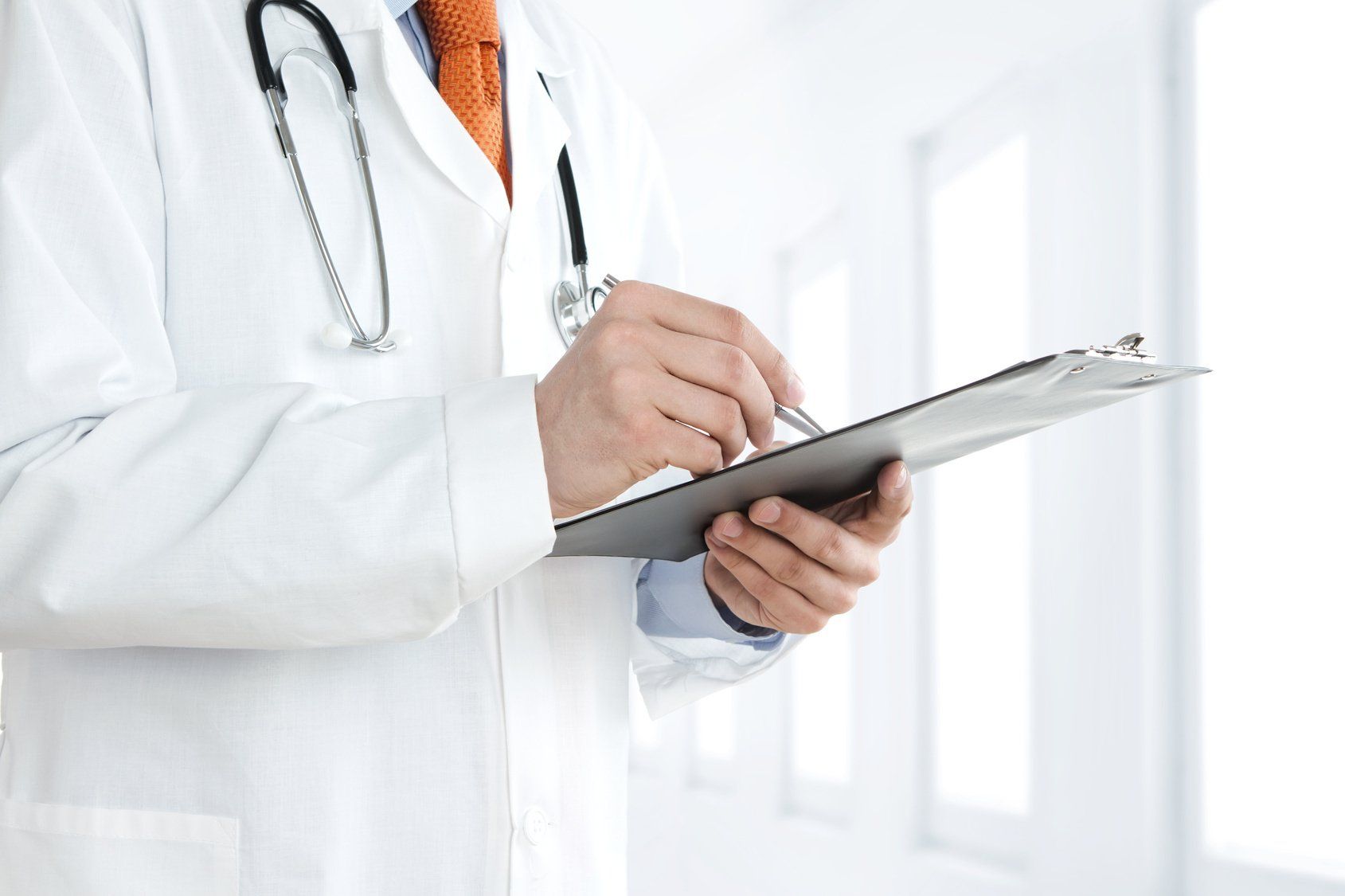 Doc Mit Brett in der hand