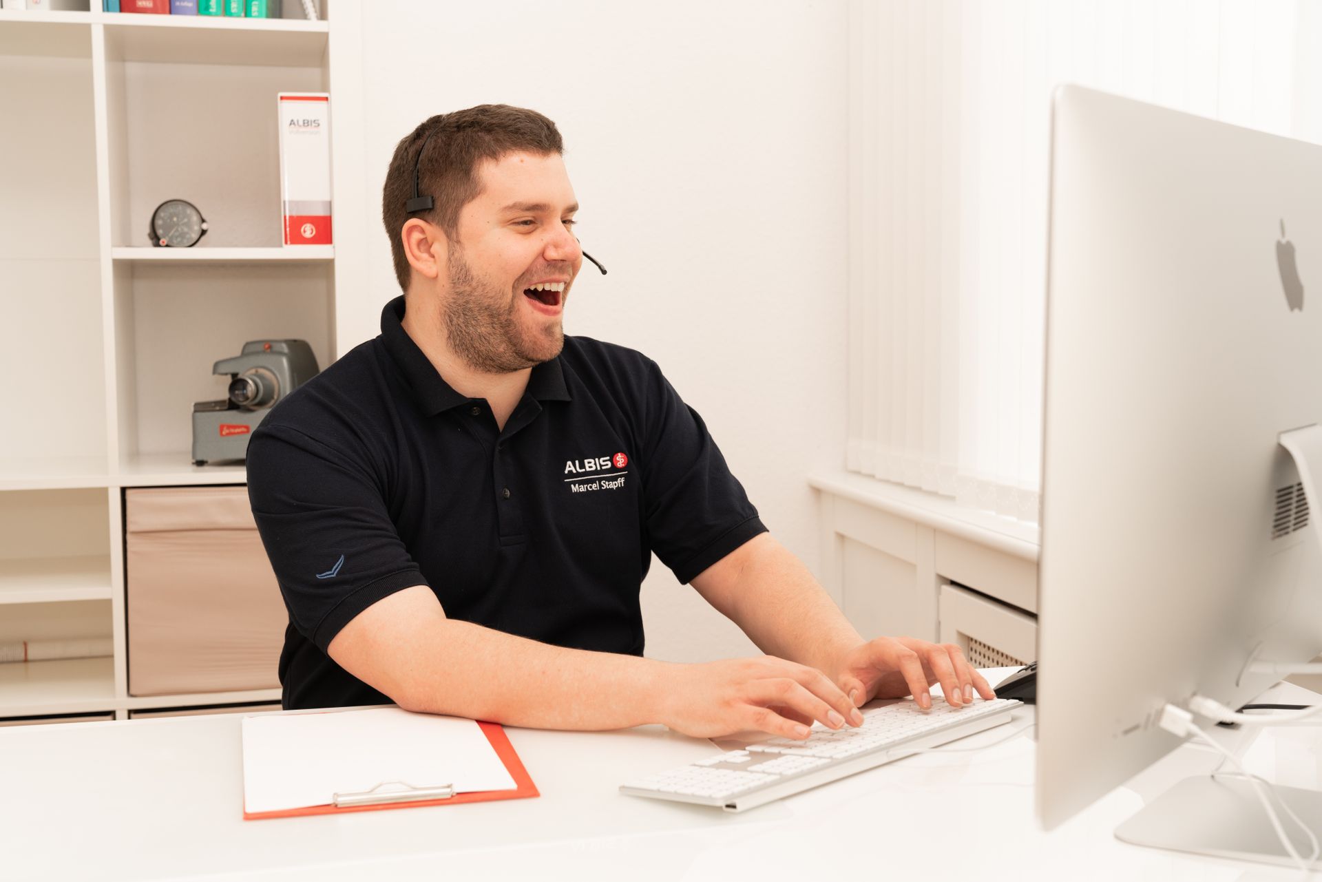 Marcel Stapff am Arbeiten und Lächeln