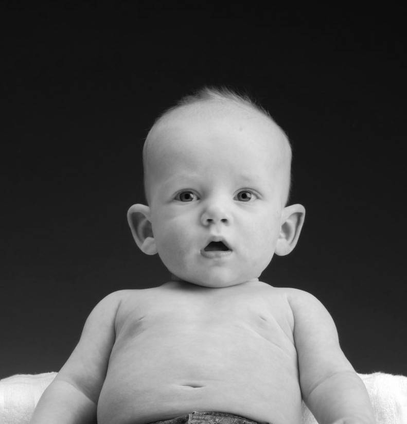 Bébé surpris, regard fixe.