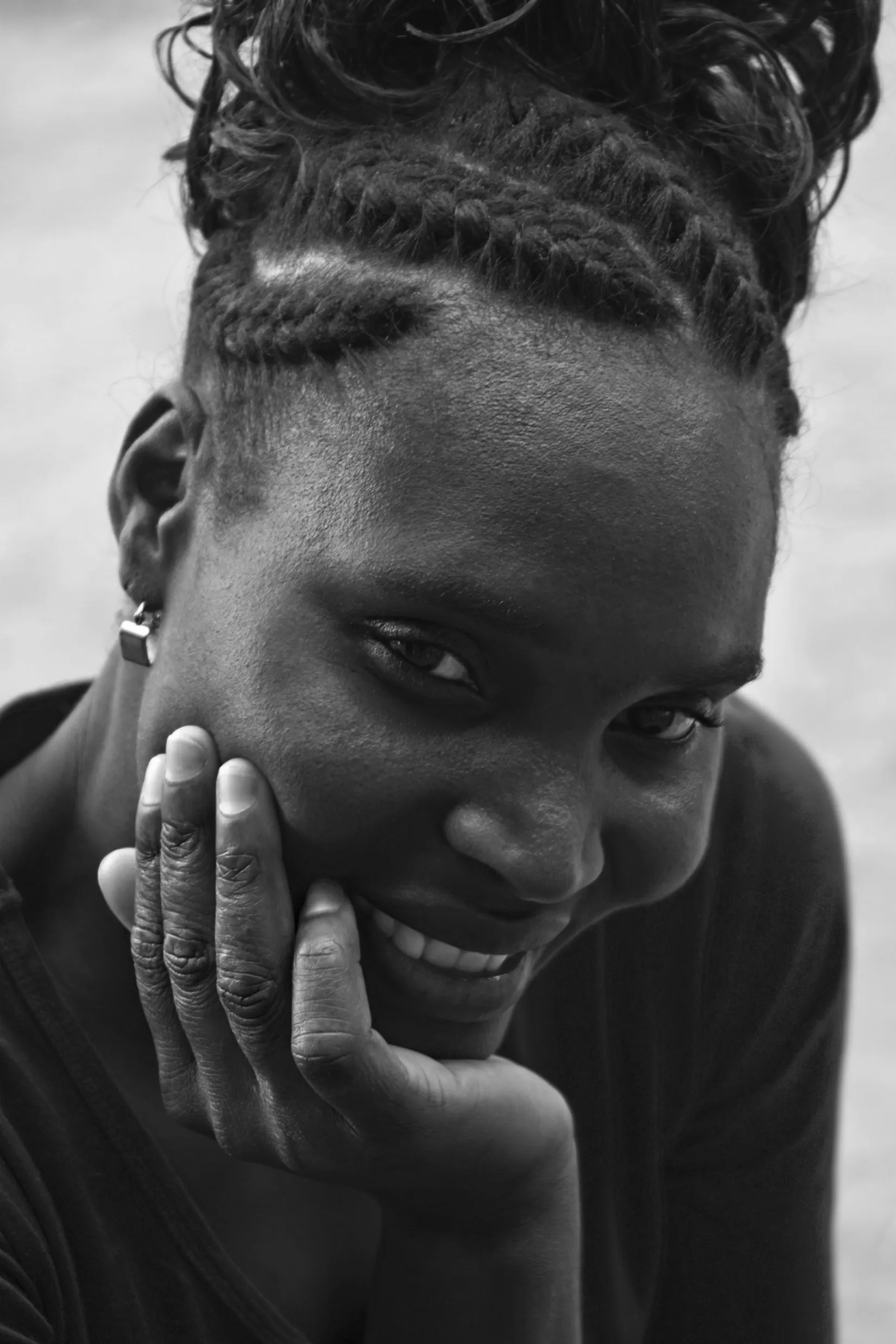 Femme noir cheveux tressés détendu, zen avec le sourire