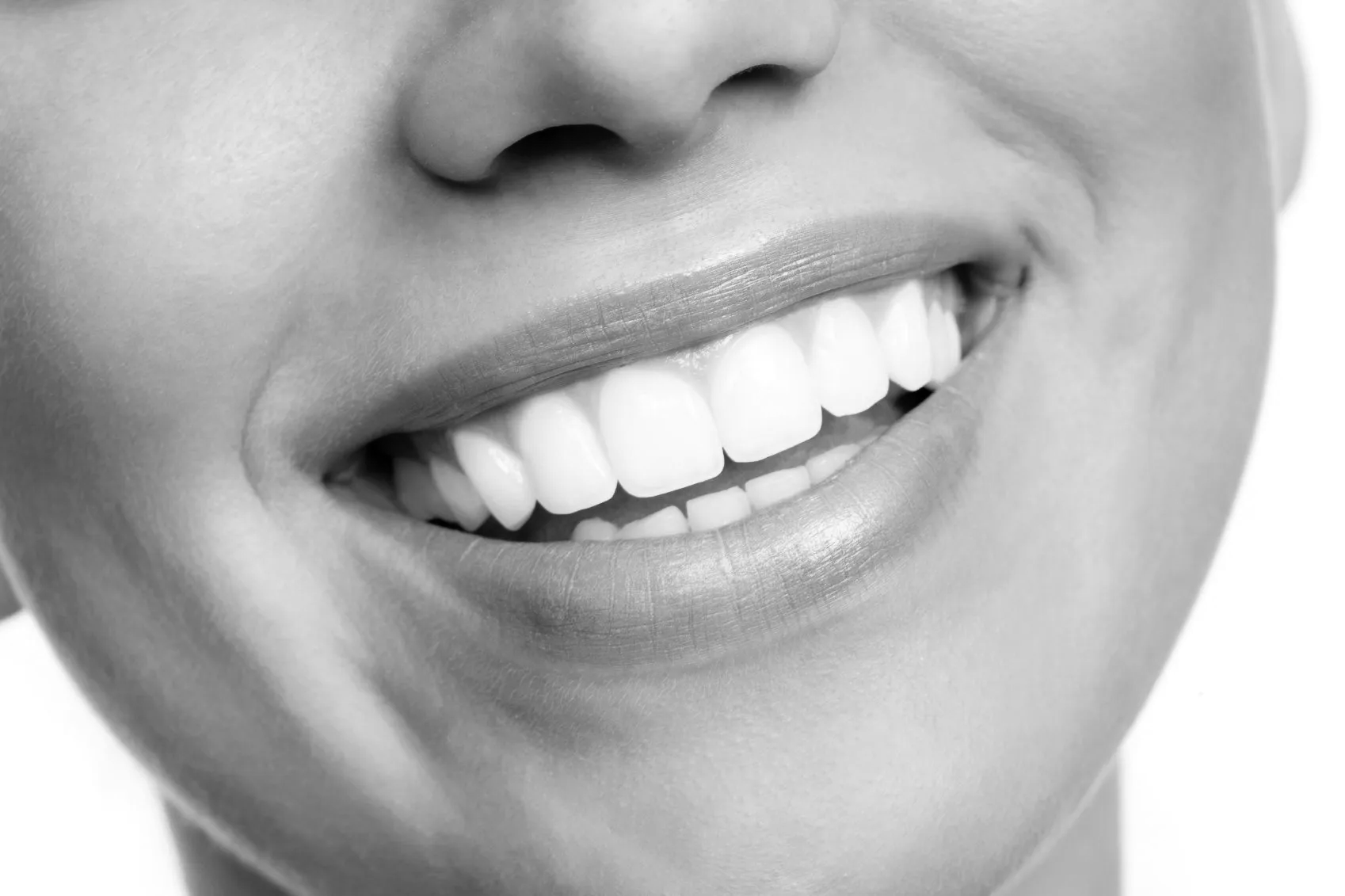 Grand sourire de femme avec les dents blanches
