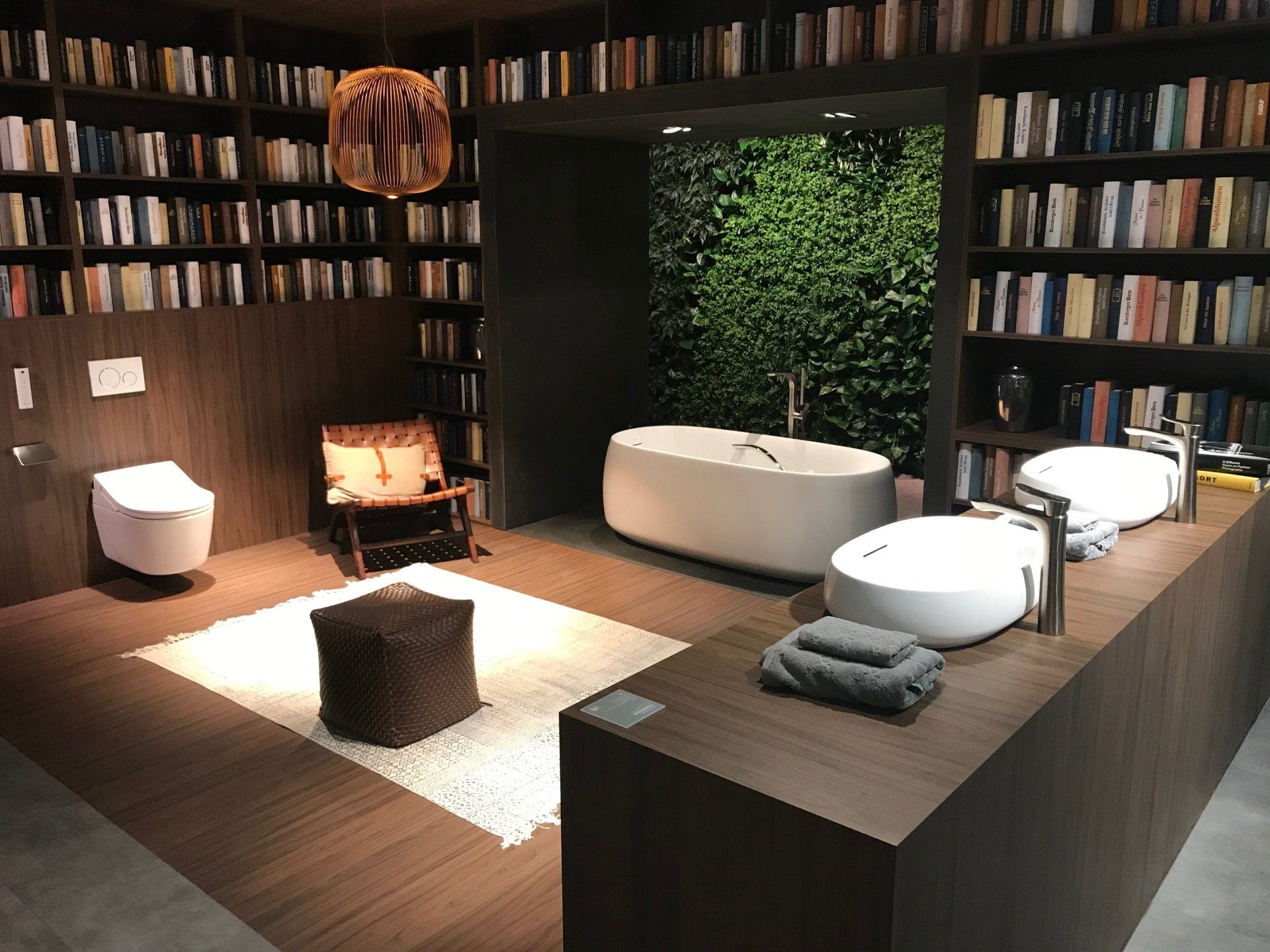 Wohnbad mit Bibliothek Wohnliches Bad mit Bibliothek