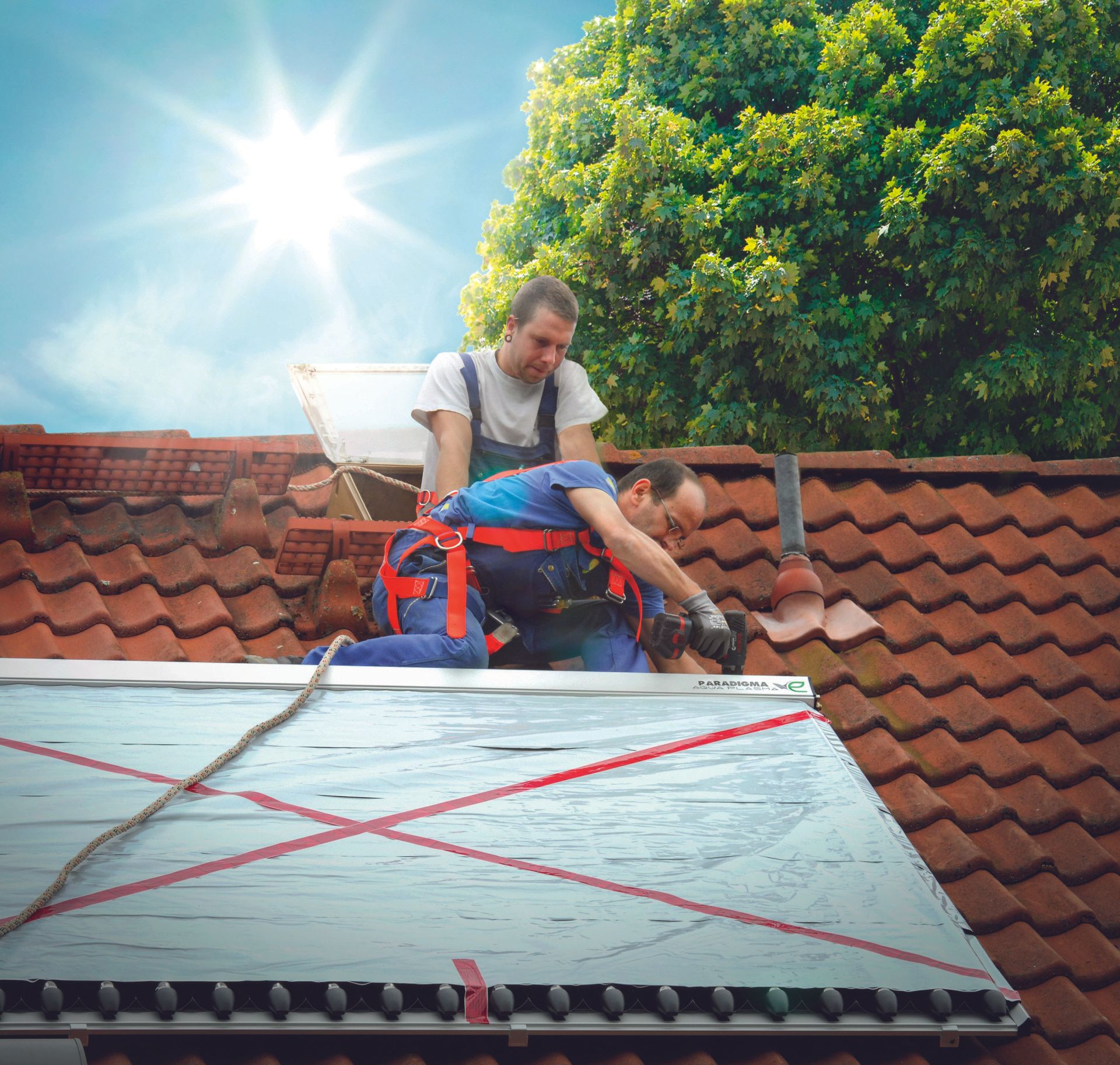 Monteure mit Röhrenkollektor auf Schrägdach