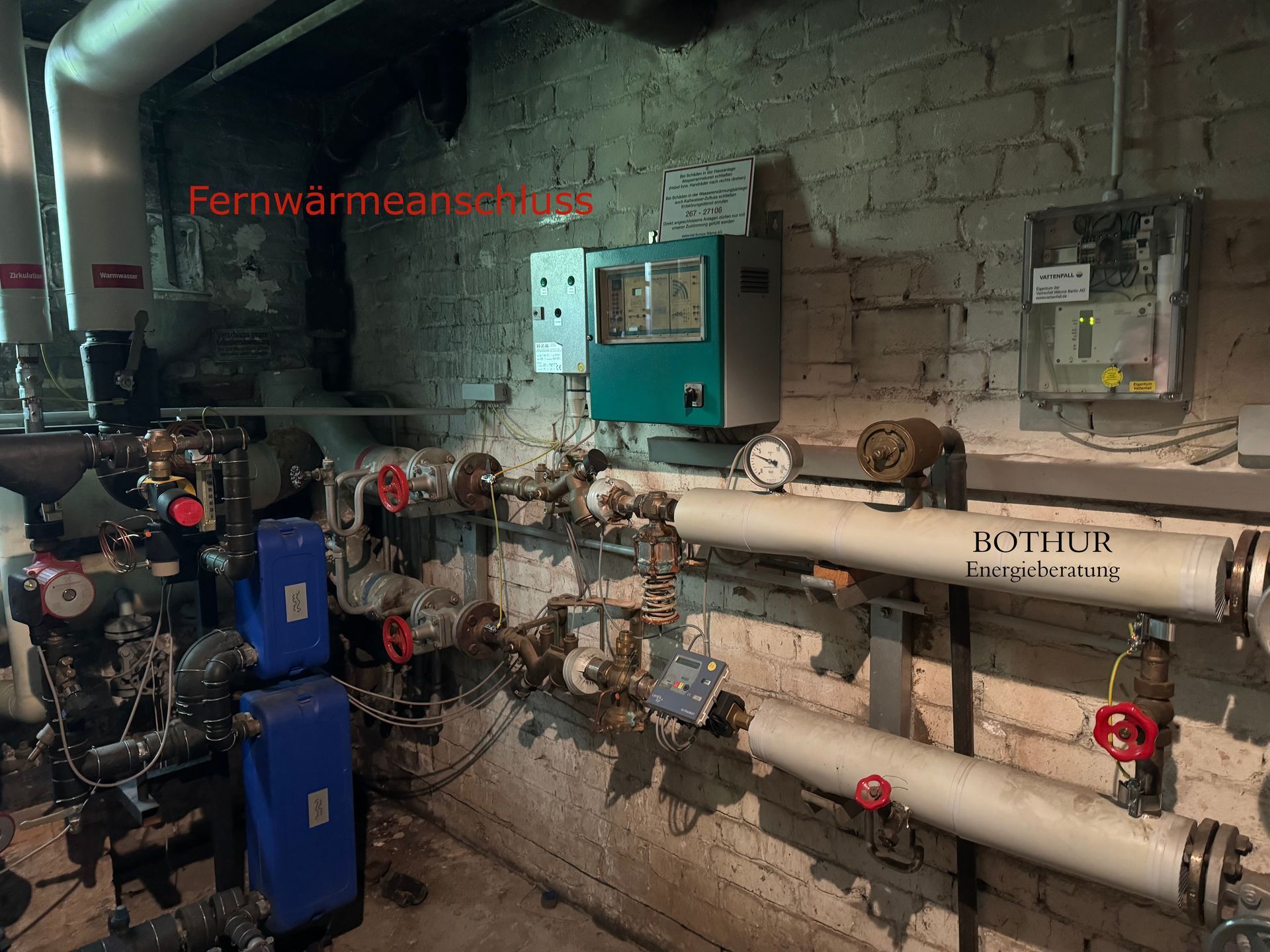 Energetische Gebäudesanierung bei einer Wohnanlage in Berlin Moabit mit 167 Wohnungen und einer Fernwärmeheizung von 2012, die durch den Einbau von Wärmeschutzfenstern und der Anbringung einer Außenwanddämmung gemäß iSFP (individueller Sanierungsfahrplan) optimiert wird.