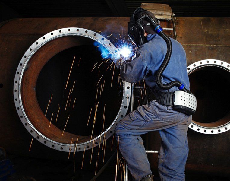 Man schweisst an Rohr