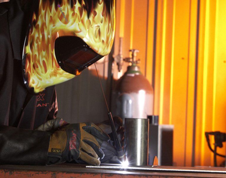 Person die Metall schweisst