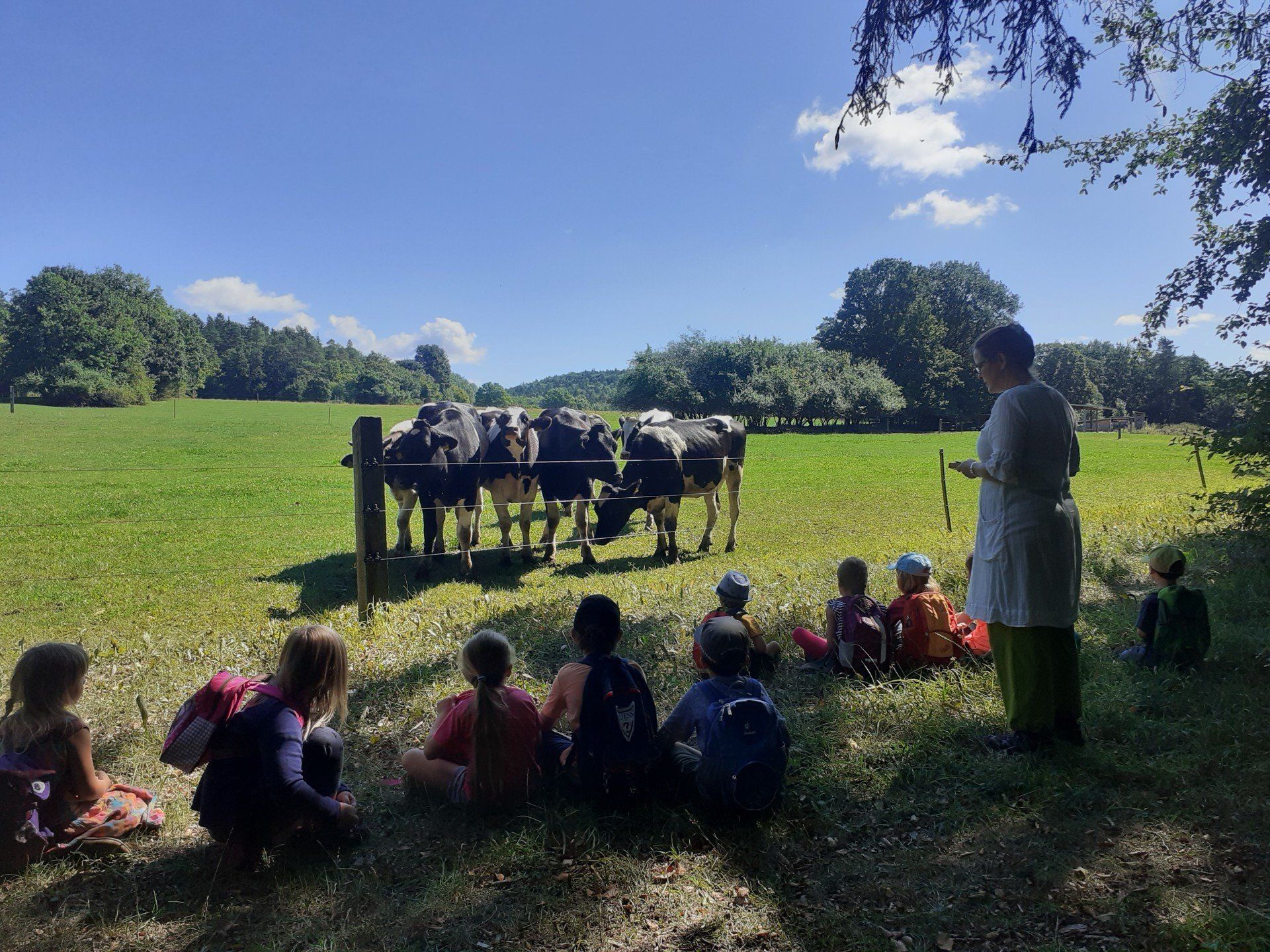 2021 - Märchenwanderung im Ferienprogramm der Gemeinde Happurg: Kinder und Kühe hören zu
