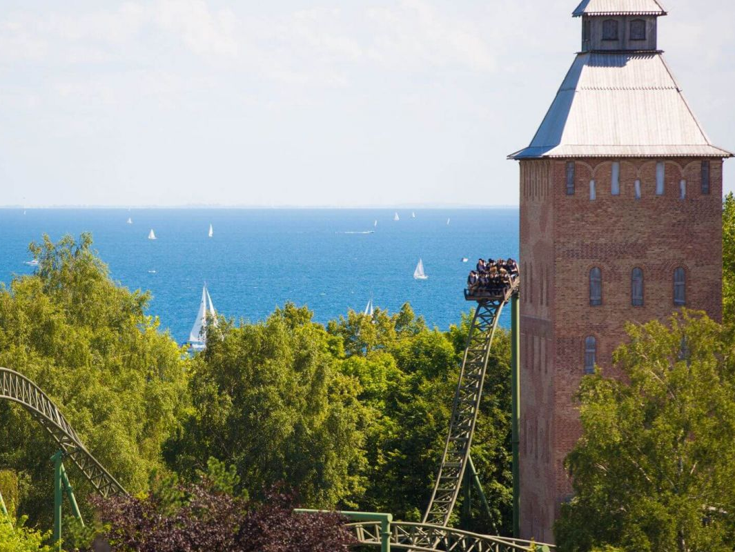 Achterbahn im Hansa-Park mit der Ostsee im Hintergrund