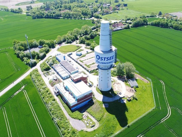 Außenansicht der Ostsee-Erlebniswelt mit Aussichtsturm