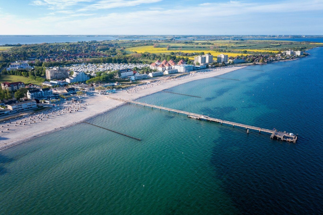 Großenbrode, an drei Seiten vom Meer umgeben, im Hintergrund die Insel Fehmarn