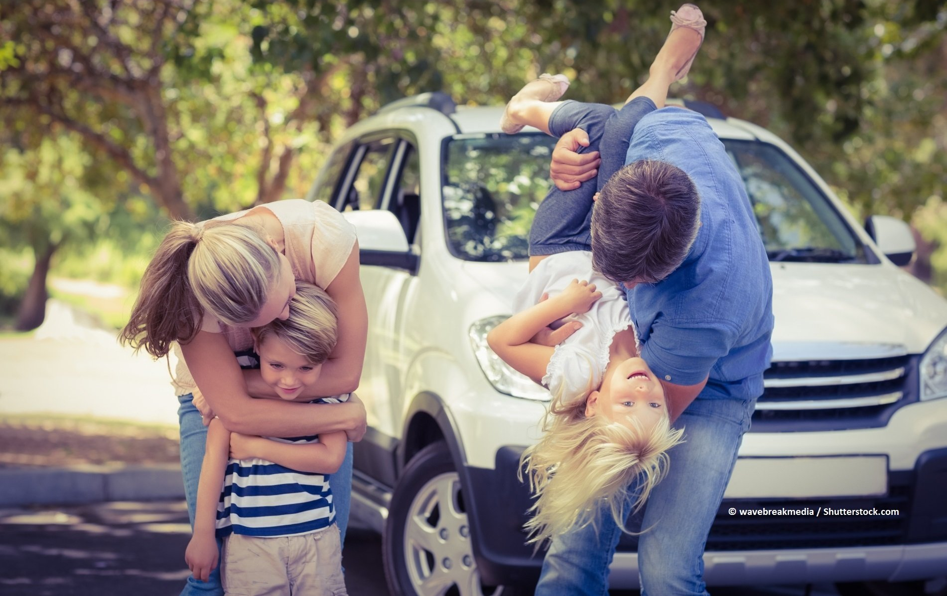 Familie startet zum Ausflug