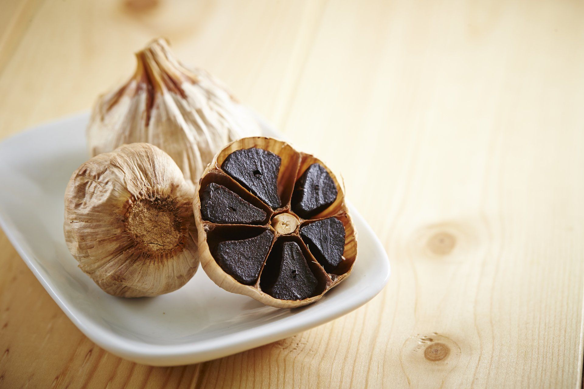 schwarzer Knoblauch, black garlic