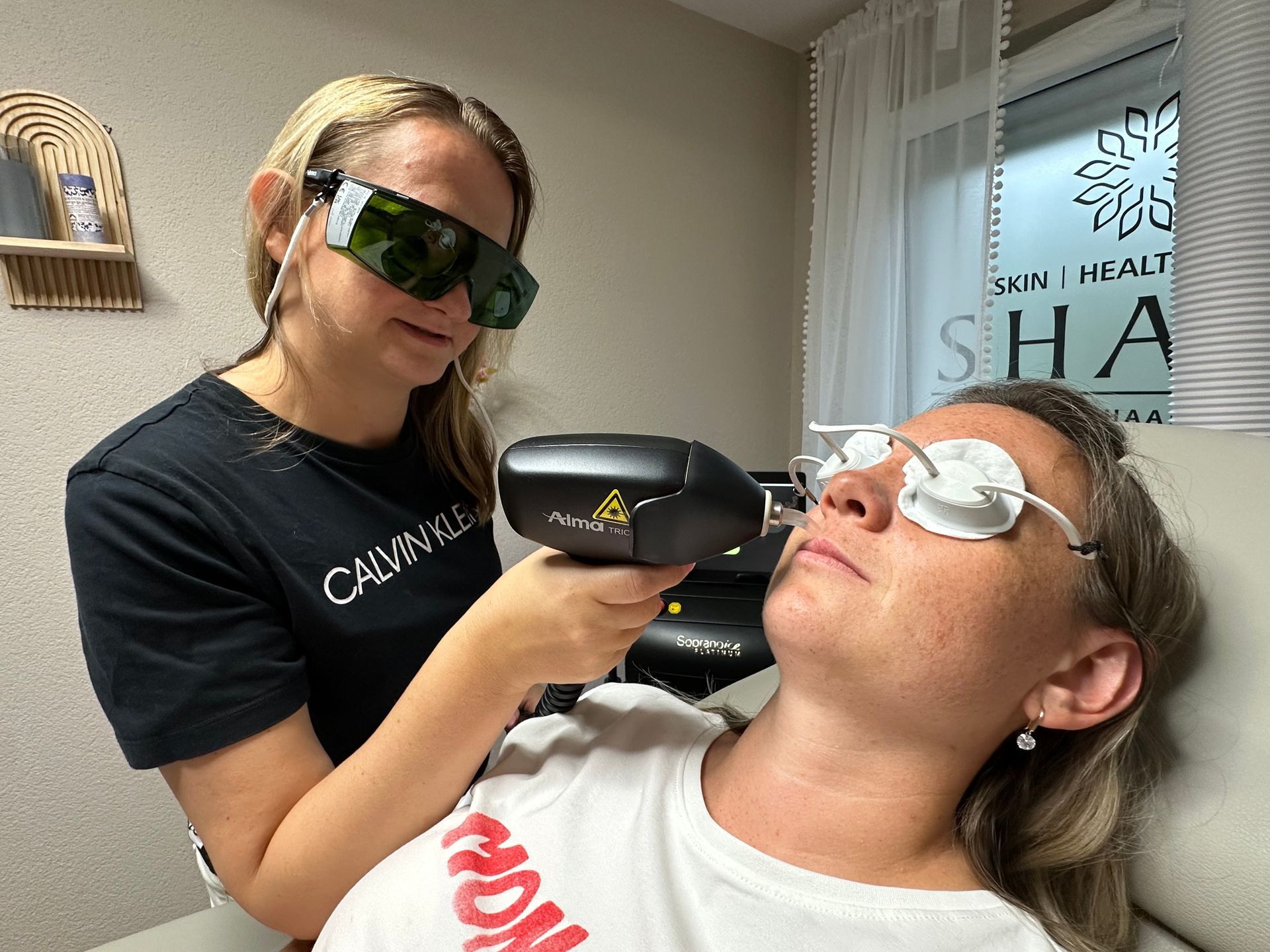 Laser Behandlung bei einer Frau im Gesicht Laser Behandlung bei einer Frau im Gesicht