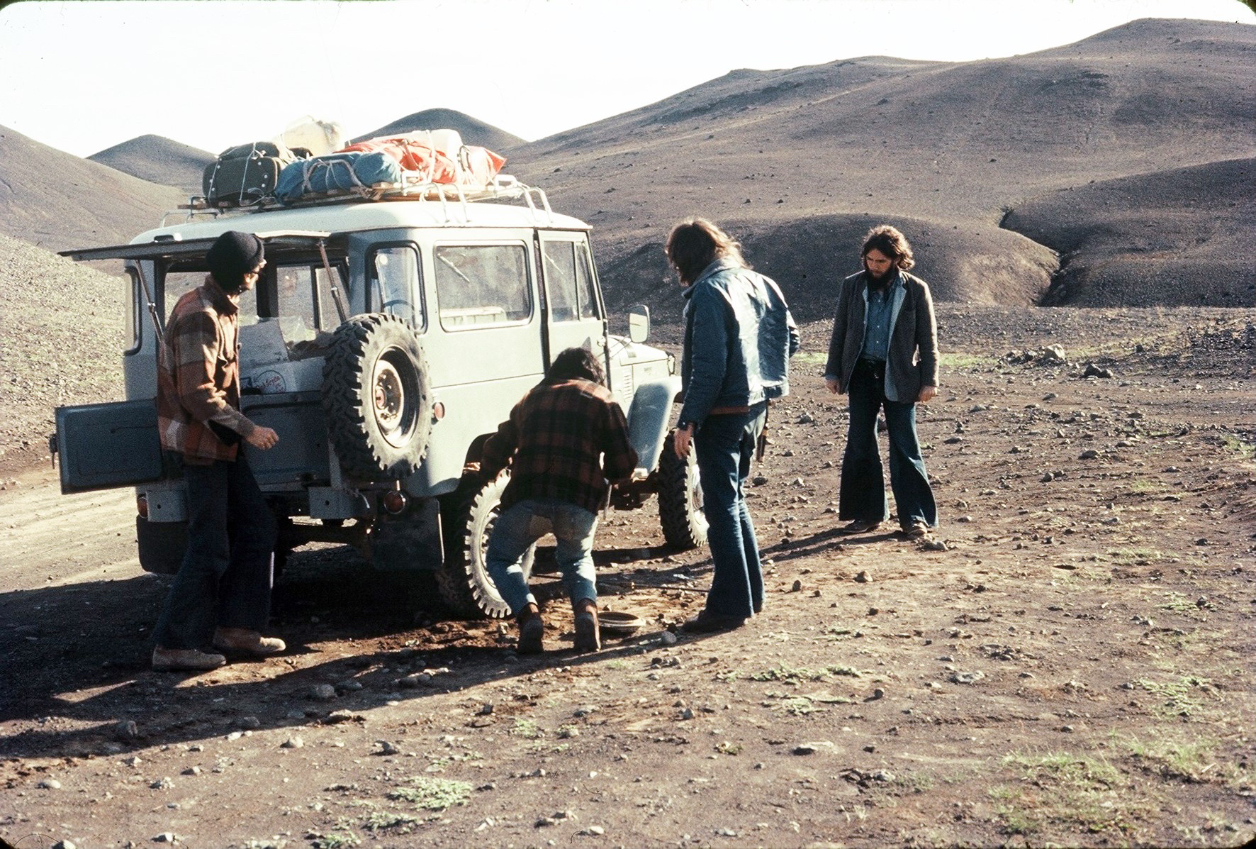Ian Manook en Islande en 1973 (Complètement à gauche) -  - Photo de Ian Manook