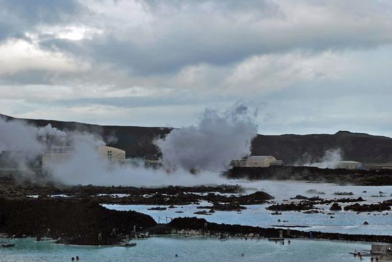 L'usine géothermique vue du Lagon Bleu Islande