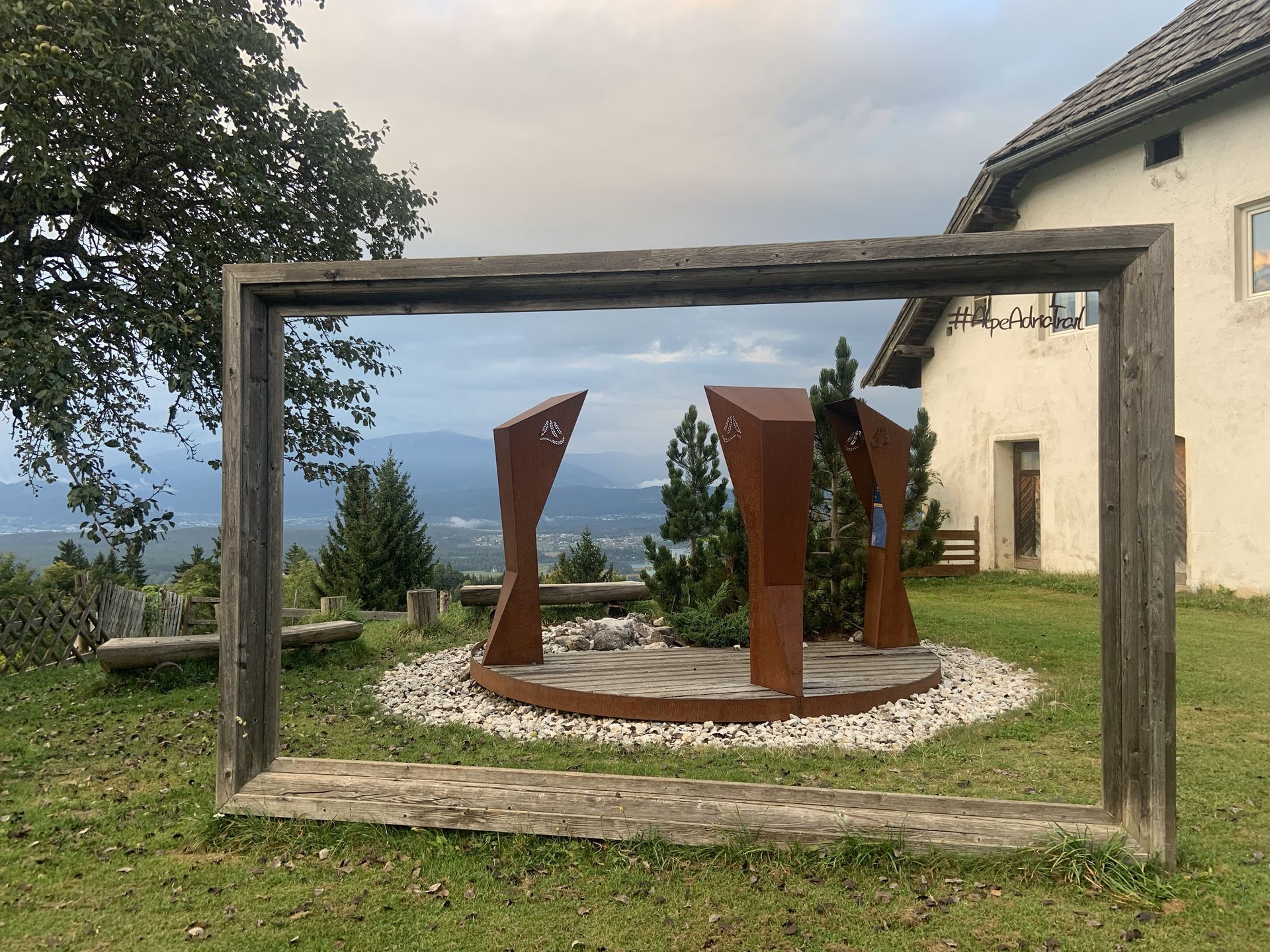 RADFAHREN AUF DER SÜDSEITE DER ALPEN ZWISCHEN BERGEN UND WARMEN BADESEEN