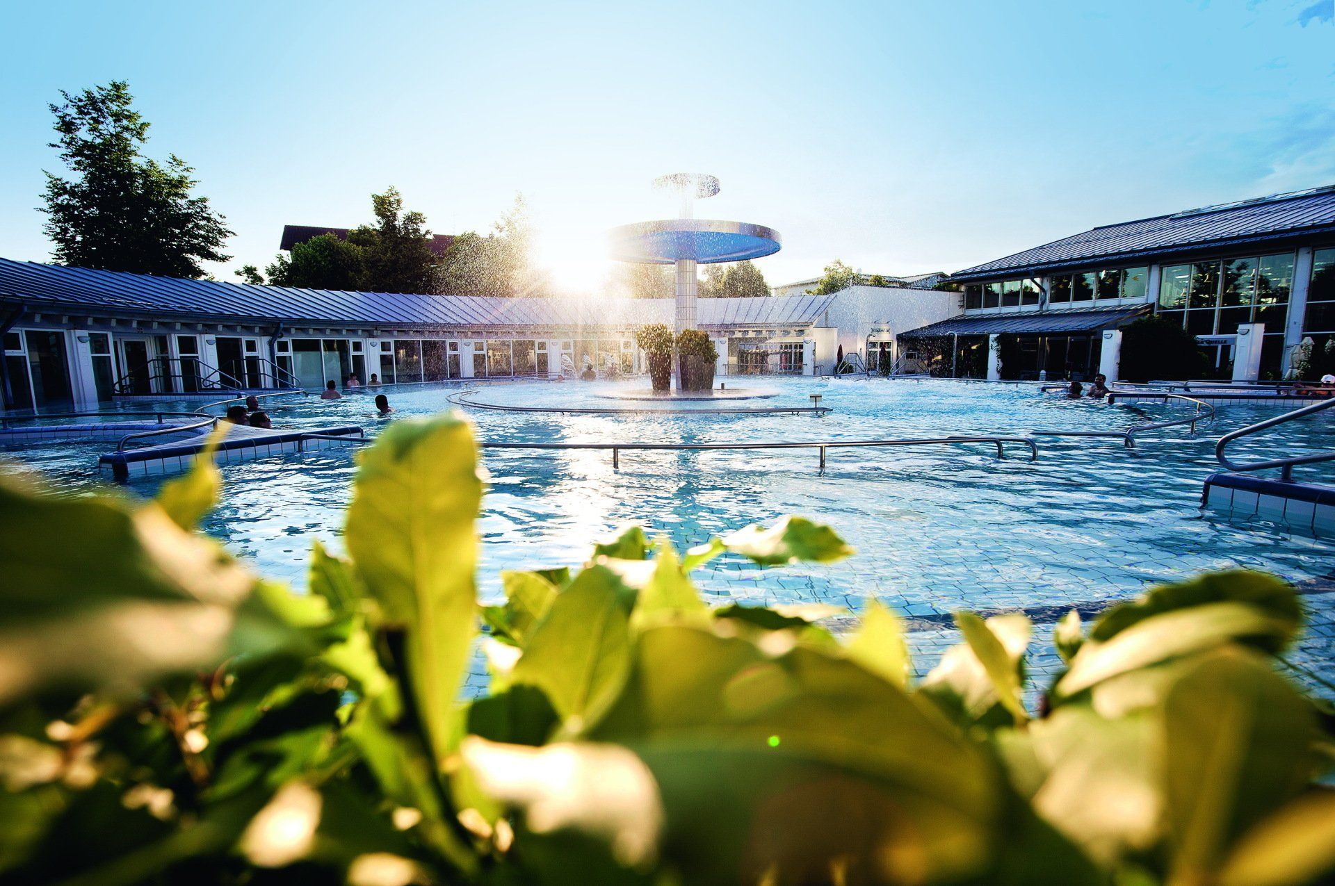 Erlebnisbäder Rutschen, Planschen, Schwimmen – Erlebnisbäder in Bayern bieten Spaß und Erholung für die ganze Familie. Jetzt eintauchen! Rutschen, Turmspringen oder im Wellnessbereich Körper und Geist entspannen: Erlebnisbäder in Bayern bieten Spaß, Abwechslung und Erholung für die ganze Familie. Tauchen Sie ein in die Badewelt Bayerns und gönnen Sie sich eine kleine Auszeit vom Alltag. Ausflüge in bayerische Erlebnisbäder bereiten auch bei schlechtem Wetter und in der kalten Jahreszeit allergrößtes Vergnügen: Bei sommerlichen Temperaturen und zwischen exotischen Pflanzen erleben Sie hier Urlaubsfeeling pur. Sauna- und Wellnessbereiche laden zum Relaxen ein: Entspannen Sie im Dampfbad oder schwitzen Sie in der Sauna Ihre Alltagssorgen weg – eine Wohltat für Ihren Körper und Geist. Spaßattraktionen sorgen für viel Action: Lassen Sie sich mit Ihren Kids im Wellenbecken treiben, testen Sie Rutschen und Springtürme und planschen Sie in angenehm beheizten Außenbecken. Vom kleinkindergerechten Wasserspielplatz über Sportbecken für Vielschwimmer bis hin zu Solarien: In den bayerischen Erlebnisbädern finden Sie Attraktionen für jedes Alter und für jeden Geschmack. Dafür sorgen in den Bädern auch außergewöhnliche Events wie Saunanächte mit speziellen Mottos, lustige Rutsch-Meisterschaften oder sportliche Kurse speziell für Babys und Senioren. Packen Sie Ihre Badesachen ein und besuchen Sie die Erlebnisbäder in Bayern. Freuen Sie sich mit Ihrer Familie auch bei schlechtem Wetter auf unvergessliche Tage in Bayern. Mit Hilfe des Filters können Sie nach einem Erlebnisbad in einer der vier bayerischen Urlaubsregionen suchen.