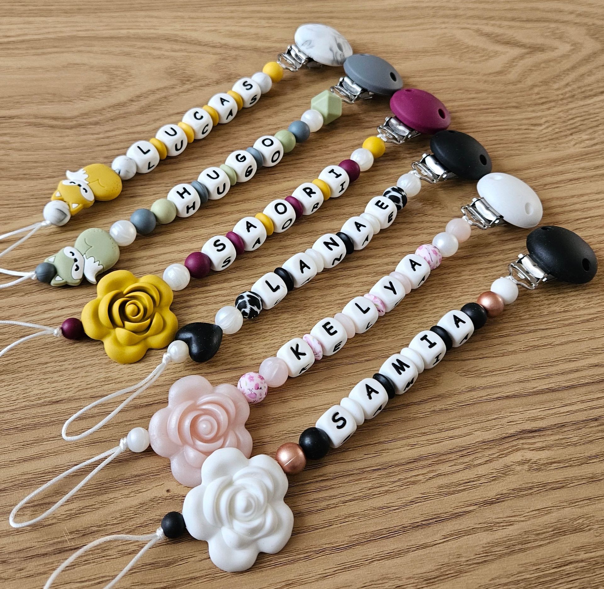 attache tétine personnalisée avec perles en silicone