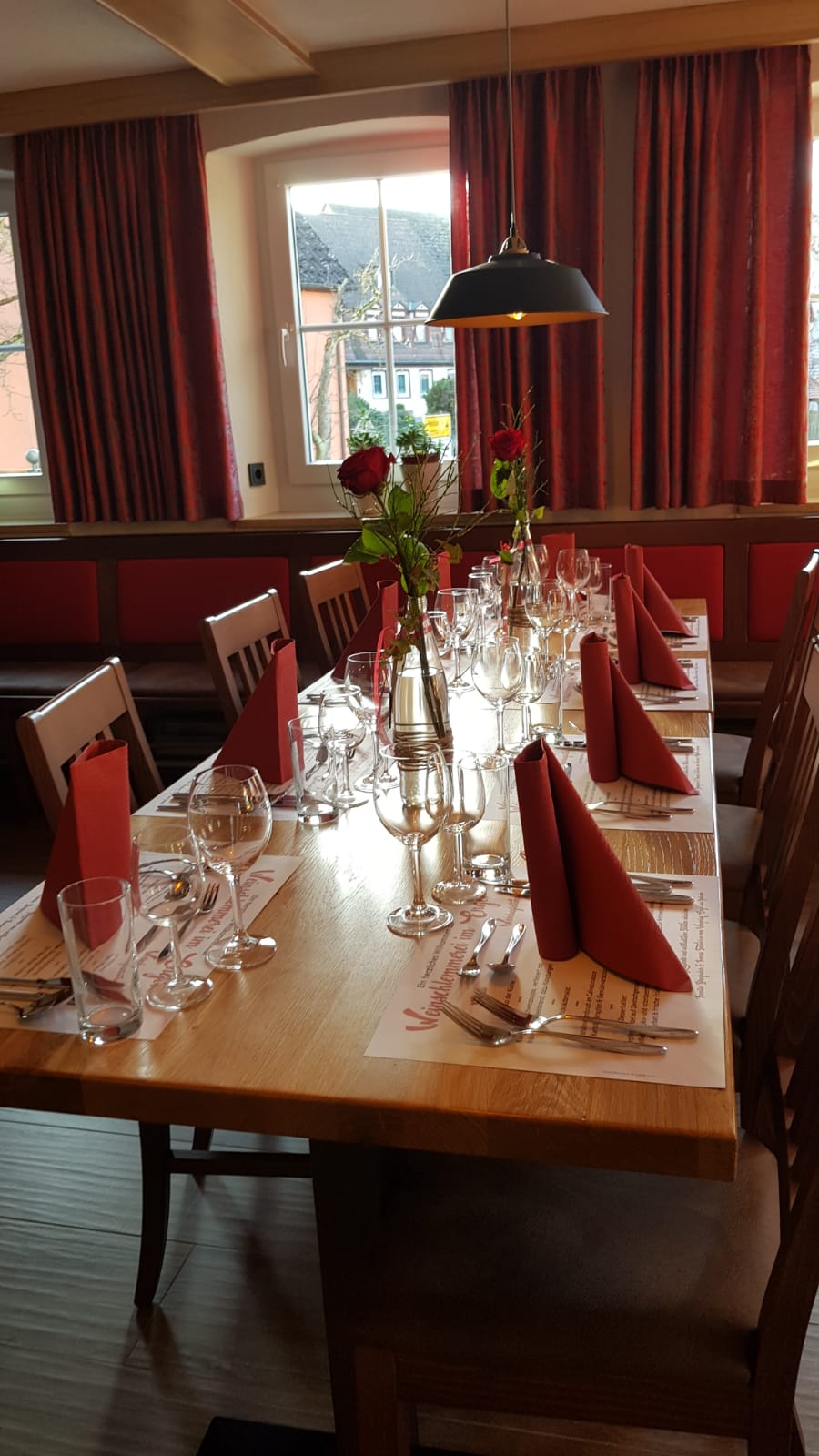 Ein festlich gedeckter Tisch im Gasthaus Goldener Engel