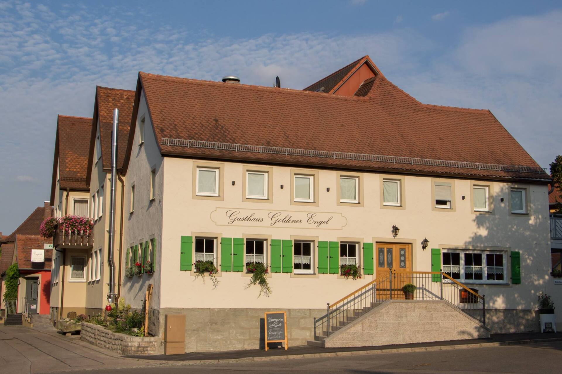 Die Außen-Ansicht des Gasthauses Goldener Engel in Burgbernheim.