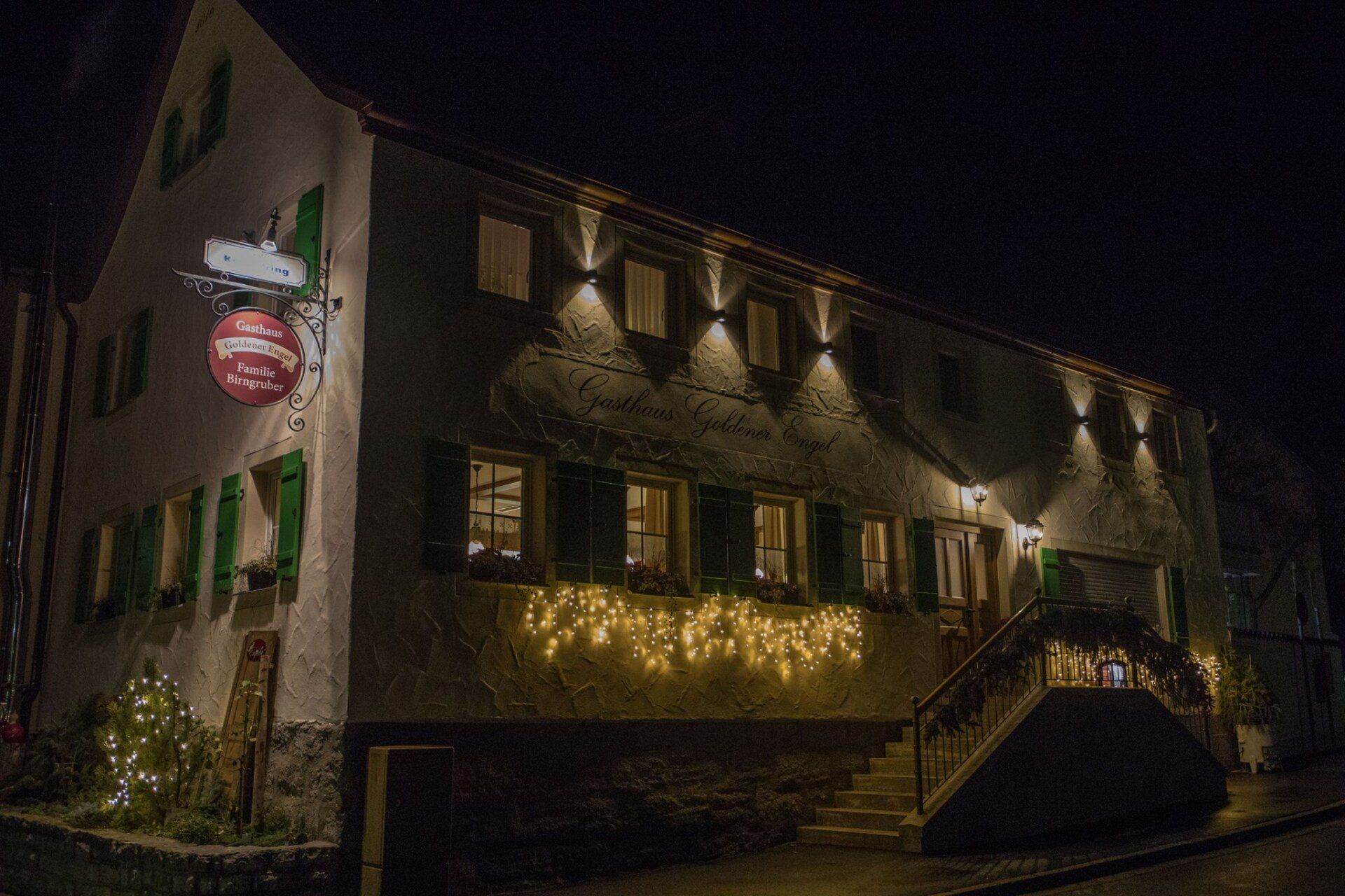Blick auf das weihnachtlich geschmückte und stimmungsvoll beleuchtete Gasthaus Goldener Engel