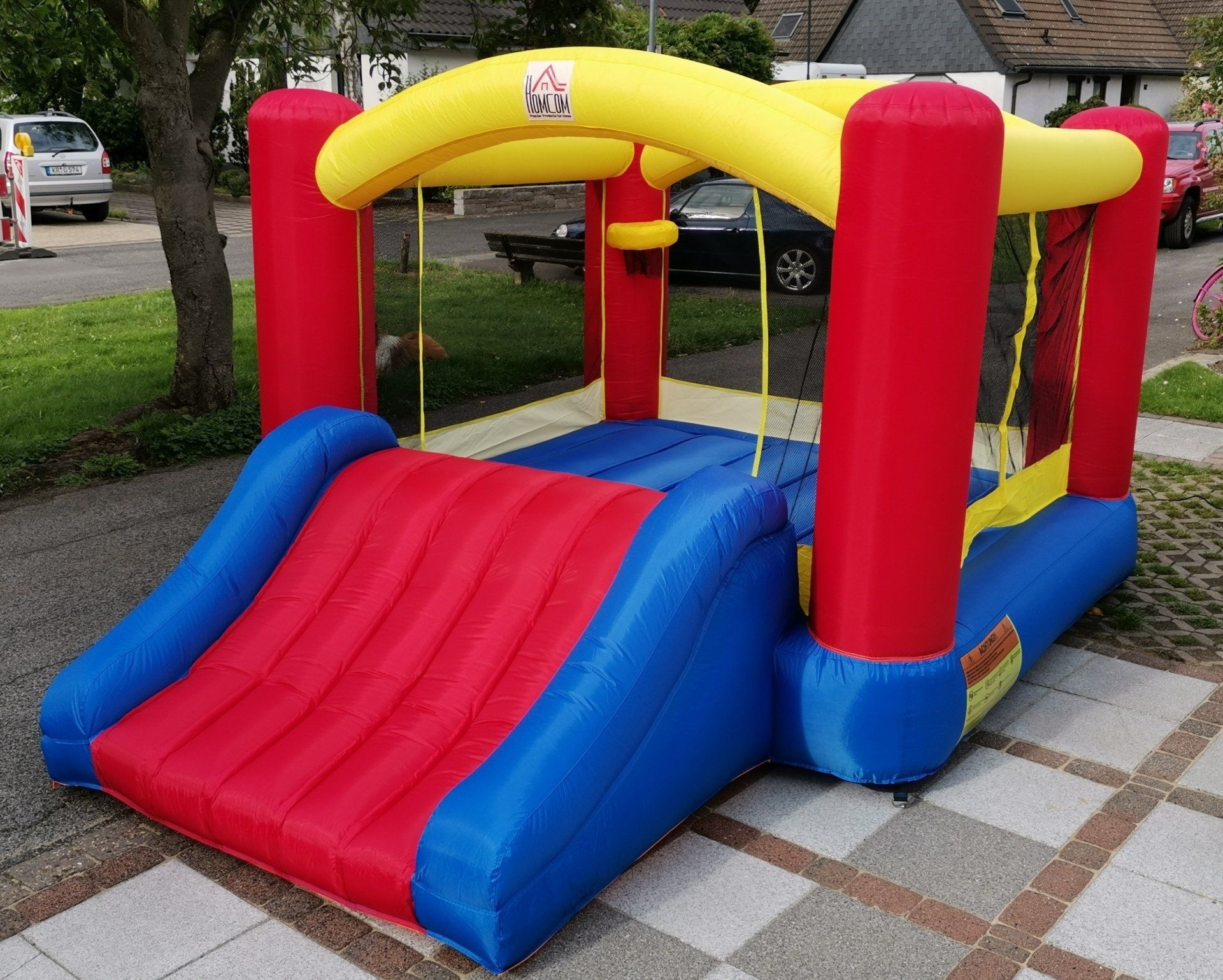 Hüpfburg mit extra breiter Rutsche