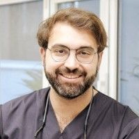 Especialista en cirugía e implantología Dr. Albert Barnadas Especialista en cirugía e implantología Dr. Albert Barnadas