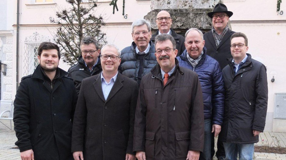 Joachim Düsing (mit roter Krawatte) führt nun die PWG Rain. Er will die Parteifreien gut auf das Wahljahr 2020 vorbereiten.