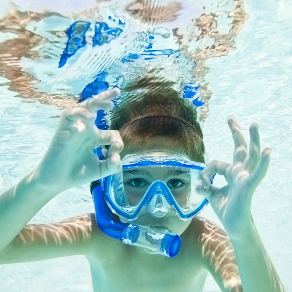 enfant heureux dans l'eau
