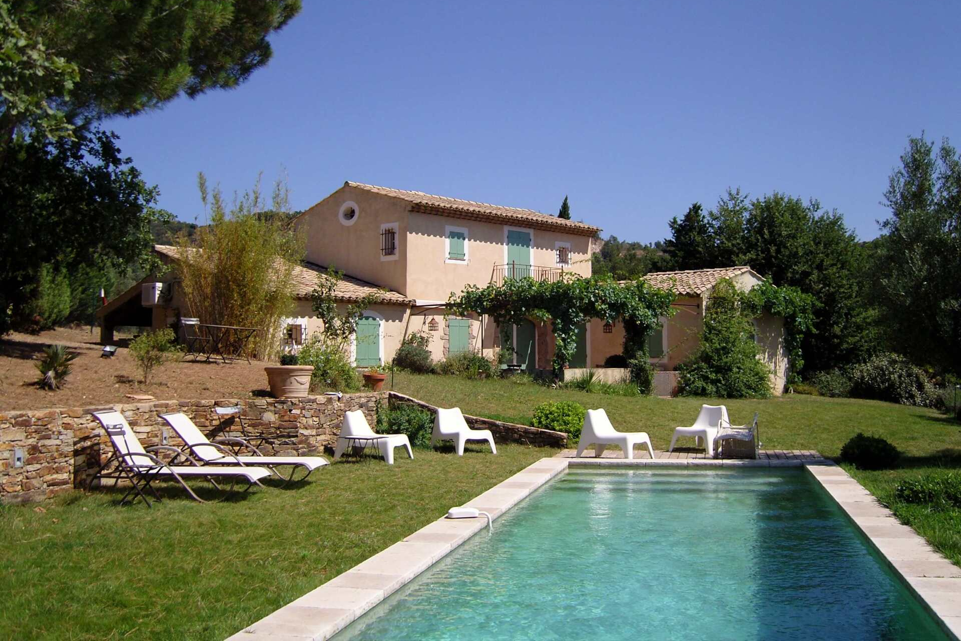 Mas provencal avec piscine au premier plan