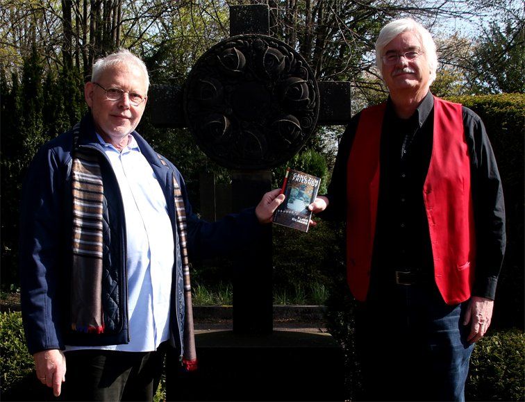 Wolfgang Gerlach zusammen mit Klaus Heimann auf dem evangelischen Friedhof in Essen-Haarzopf