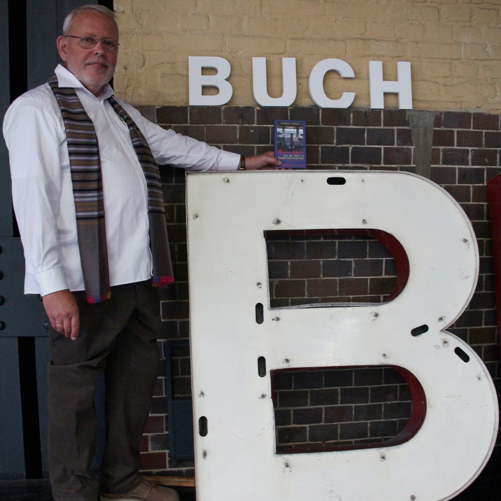 Foto: Beate Gerlach Wolfgang J. Gerlach mit seinem Erstlingswerk auf der Buch Berlin.