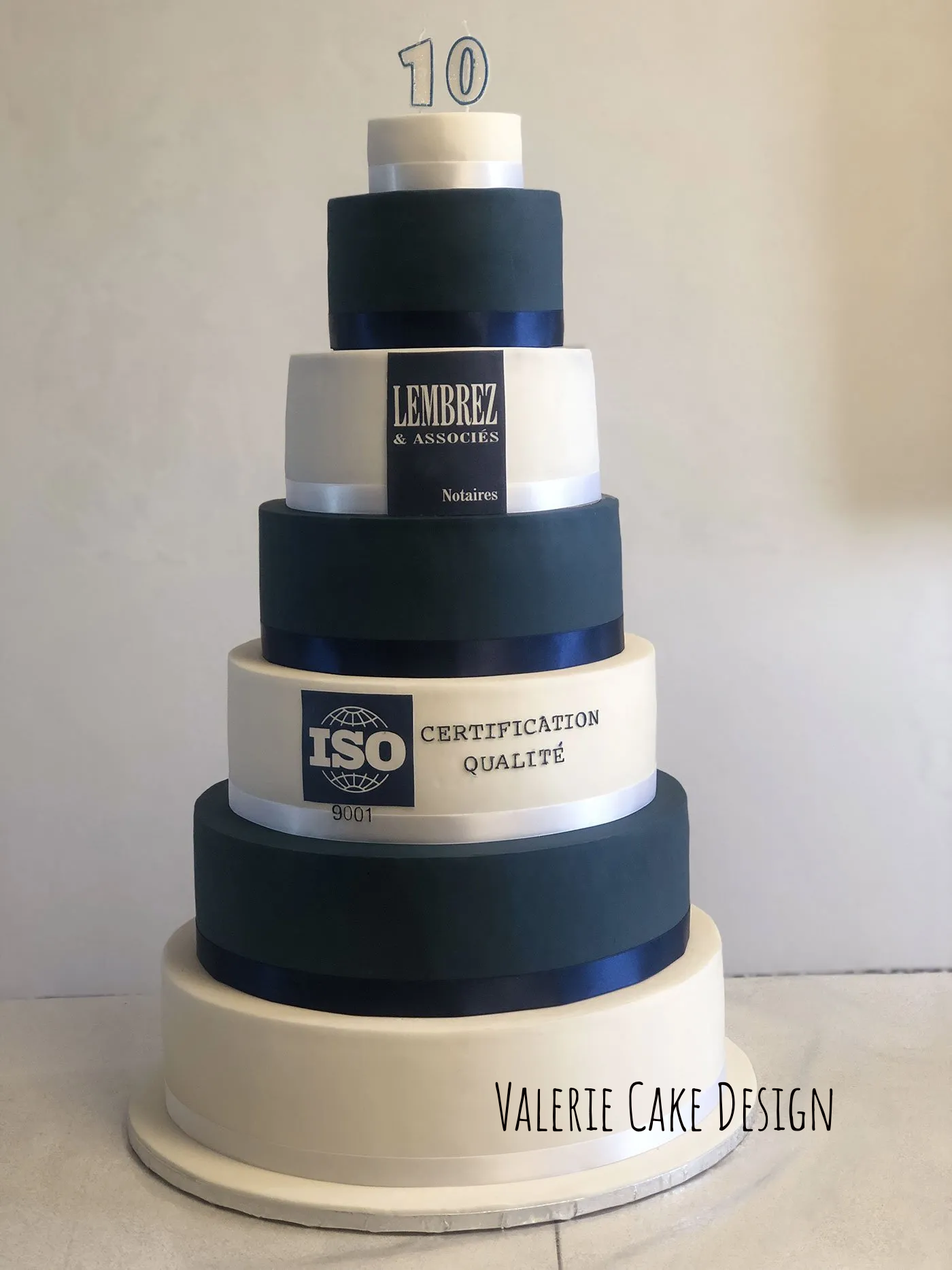 #joyeuxanniversaire #instacakedesign #pickoftheday #instagood #Valeriecakedesignmarseille #ValérieCakeDesign #instacake #birthdaycakemarseille #weddingcake #valeriecakedesign #cakedesignmarseille #gateaususpendumarseille #sabledecoremarseille #sabledecore #gateaususpendu #gravitycake #instafood #gateaudemariagemarseille #gateaudemarseille #gateaudemariage #bapteme #gateauanniversairemarseille #pateasucre #weddingcakemarseille #birthdaycake #marseille #mariagemarseille  #gateaupersonnalise #gateaupersonnalisemarseille #sweettable #bapteme #gateau #sucettepersonnalisee #cakepop #cakepopmarseille #cupcakemarseille #numbercake #numbercakemarseille #aussibeauquebon #cakemarseille  #creationgourmande #creationgateau #rever #cakeartist #feerie #patisserie #personnalisationdegateau