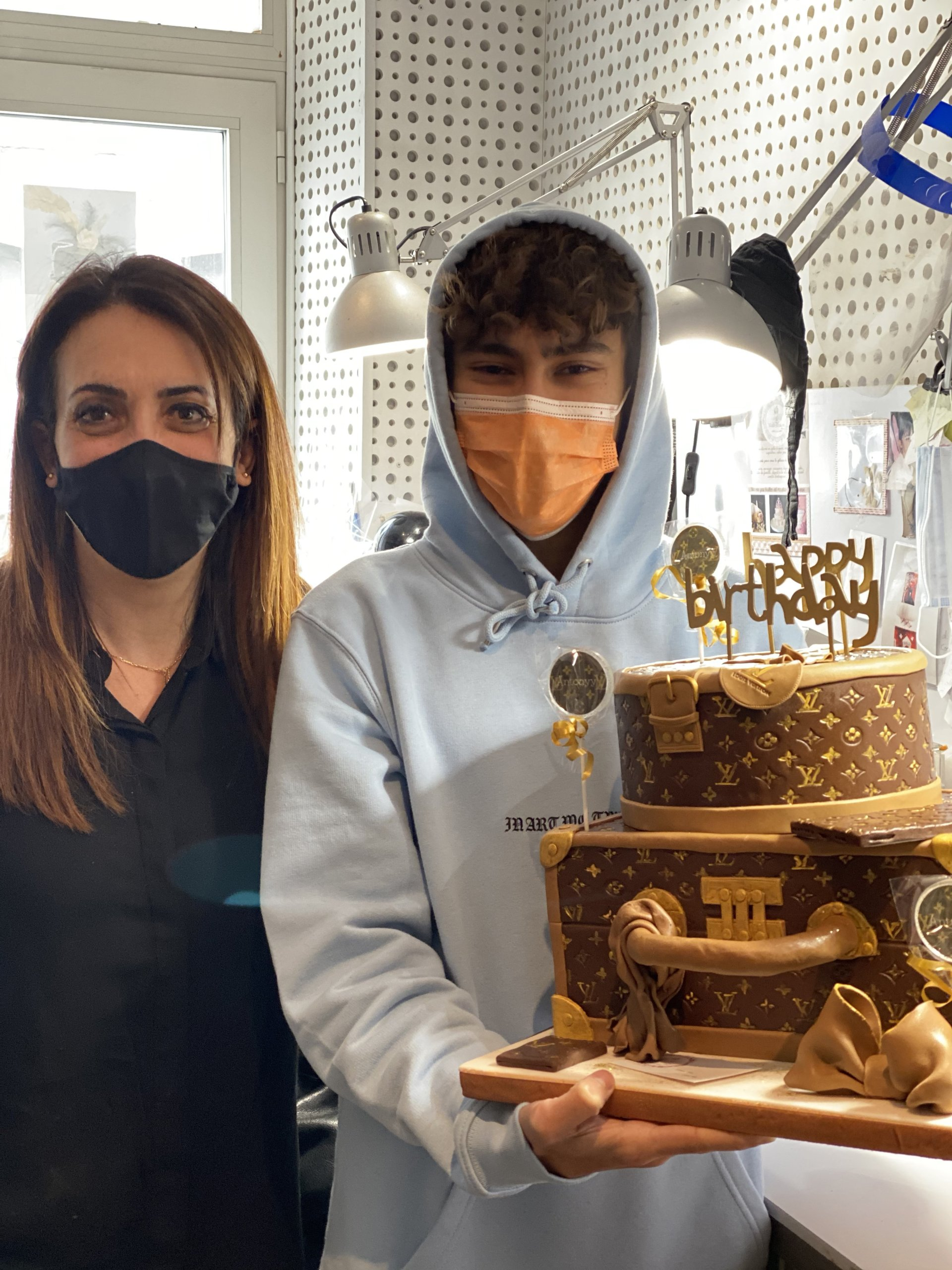 #joyeuxanniversaire #instacakedesign #pickoftheday #instagood #Valeriecakedesignmarseille #ValérieCakeDesign #instacake #birthdaycakemarseille #weddingcake #valeriecakedesign #cakedesignmarseille #gateaususpendumarseille #sabledecoremarseille #sabledecore #gateaususpendu #gravitycake #instafood #gateaudemariagemarseille #gateaudemarseille #gateaudemariage #bapteme #gateauanniversairemarseille #pateasucre #weddingcakemarseille #birthdaycake #marseille #mariagemarseille #gateaupersonnalise #gateaupersonnalisemarseille #sweettable #bapteme #gateau #sucettepersonnalisee #cakepop #cakepopmarseille #cupcakemarseille #numbercake #numbercakemarseille #aussibeauquebon #cakemarseille #creationgourmande #creationgateau #rever #cakeartist #feerie #patisserie #personnalisationdegateau