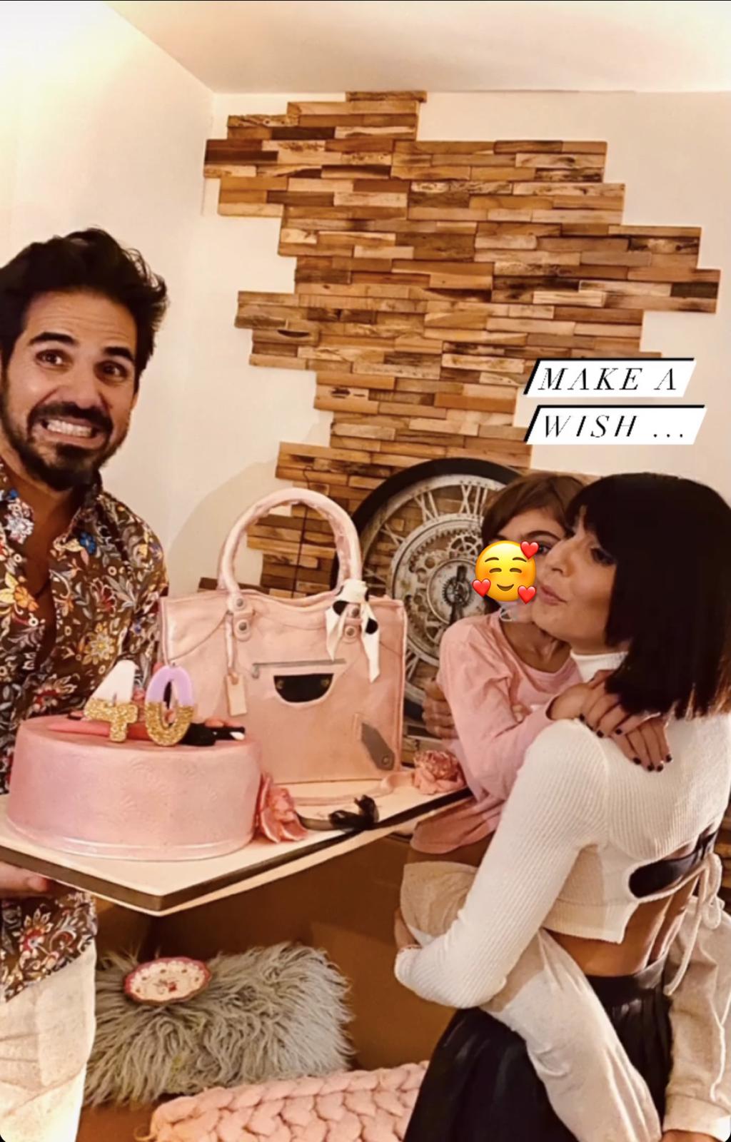 #joyeuxanniversaire #instacakedesign #pickoftheday #instagood #Valeriecakedesignmarseille #ValérieCakeDesign #instacake #birthdaycakemarseille #weddingcake #valeriecakedesign #cakedesignmarseille #gateaususpendumarseille #sabledecoremarseille #sabledecore #gateaususpendu #gravitycake #instafood #gateaudemariagemarseille #gateaudemarseille #gateaudemariage #bapteme #gateauanniversairemarseille #pateasucre #weddingcakemarseille #birthdaycake #marseille #mariagemarseille  #gateaupersonnalise #gateaupersonnalisemarseille #sweettable #bapteme #gateau #sucettepersonnalisee #cakepop #cakepopmarseille #cupcakemarseille #numbercake #numbercakemarseille #aussibeauquebon #cakemarseille  #creationgourmande #creationgateau #rever #cakeartist #feerie #patisserie #personnalisationdegateau