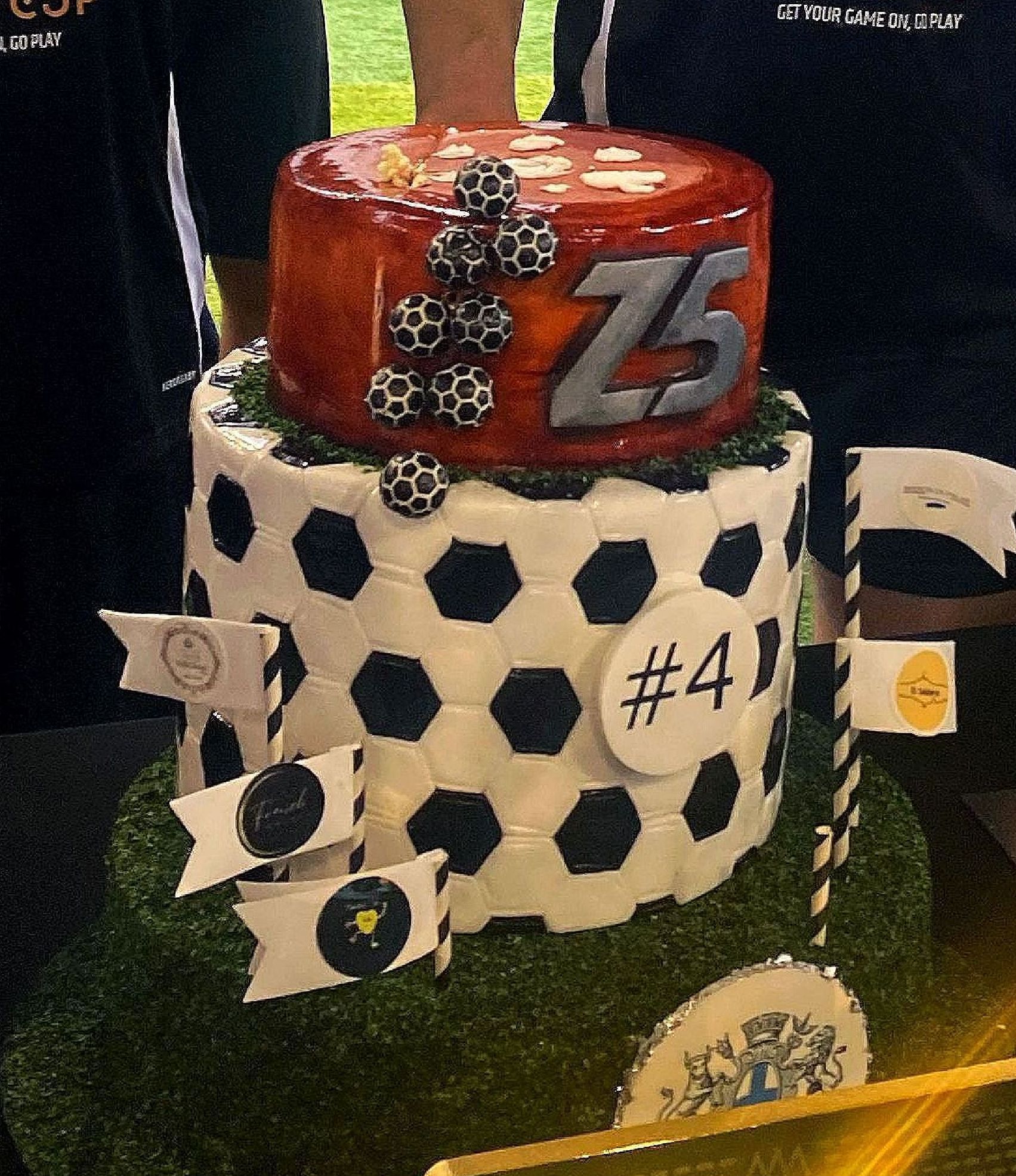 #joyeuxanniversaire #instacakedesign #pickoftheday #instagood #Valeriecakedesignmarseille #ValérieCakeDesign #instacake #birthdaycakemarseille #weddingcake #valeriecakedesign #cakedesignmarseille #gateaususpendumarseille #sabledecoremarseille #sabledecore #gateaususpendu #gravitycake #instafood #gateaudemariagemarseille #gateaudemarseille #gateaudemariage #bapteme #gateauanniversairemarseille #pateasucre #weddingcakemarseille #birthdaycake #marseille #mariagemarseille #gateaupersonnalise #gateaupersonnalisemarseille #sweettable #bapteme #gateau #sucettepersonnalisee #cakepop #cakepopmarseille #cupcakemarseille #numbercake #numbercakemarseille #aussibeauquebon #cakemarseille #creationgourmande #creationgateau #rever #cakeartist #feerie #patisserie #personnalisationdegateau