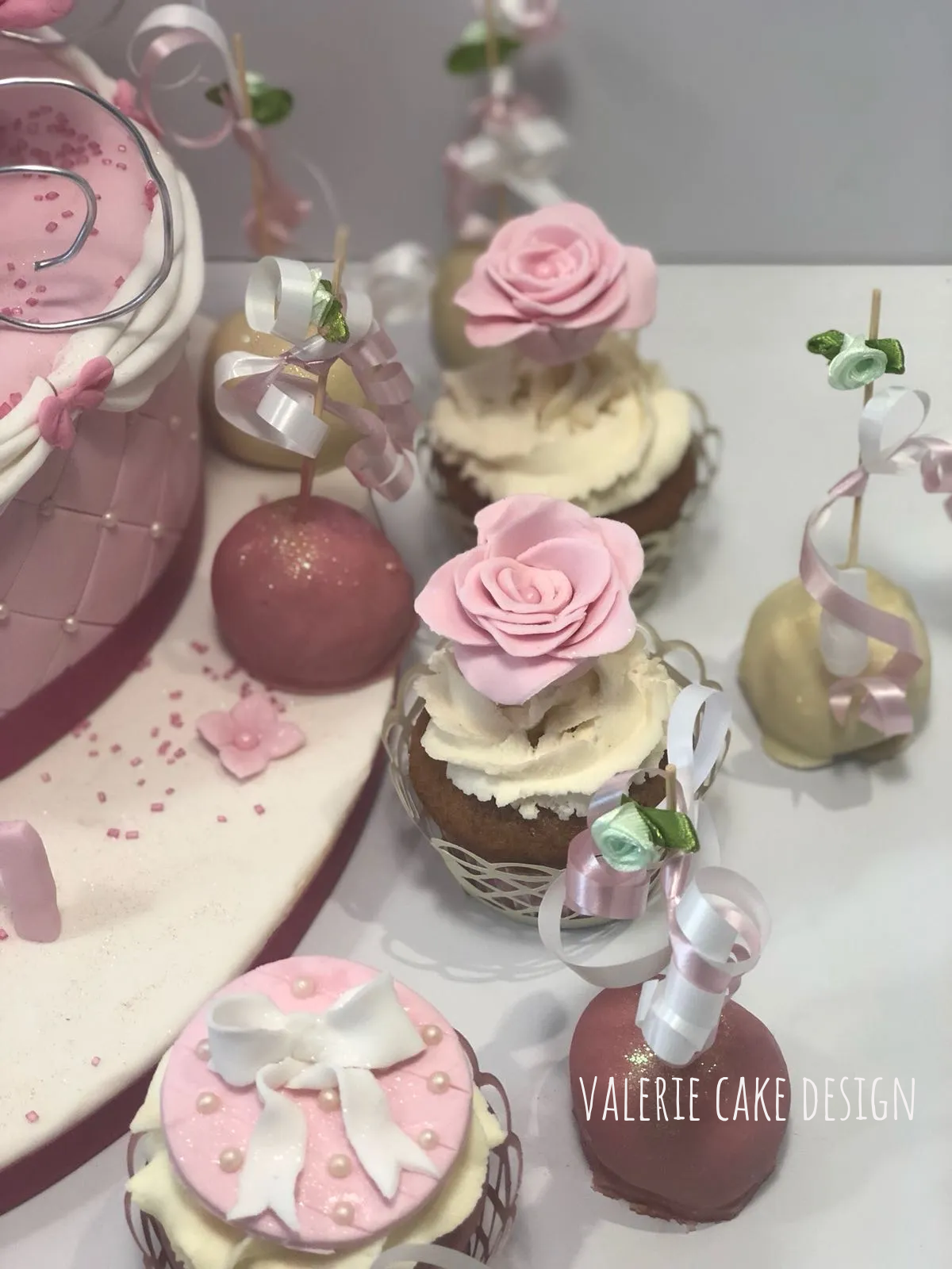 #joyeuxanniversaire #instacakedesign #pickoftheday #instagood #Valeriecakedesignmarseille #ValérieCakeDesign #instacake #birthdaycakemarseille #weddingcake #valeriecakedesign #cakedesignmarseille #gateaususpendumarseille #sabledecoremarseille #sabledecore #gateaususpendu #gravitycake #instafood #gateaudemariagemarseille #gateaudemarseille #gateaudemariage #bapteme #gateauanniversairemarseille #pateasucre #weddingcakemarseille #birthdaycake #marseille #mariagemarseille #gateaupersonnalise #gateaupersonnalisemarseille #sweettable #bapteme #gateau #sucettepersonnalisee #cakepop #cakepopmarseille #cupcakemarseille #numbercake #numbercakemarseille #aussibeauquebon #cakemarseille #creationgourmande #creationgateau #rever #cakeartist #feerie #patisserie #personnalisationdegateau