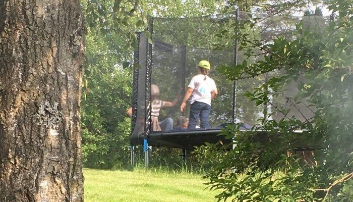 Gelände mit Schaukel und Trampolin Außengelände Schaukel und Trampolin