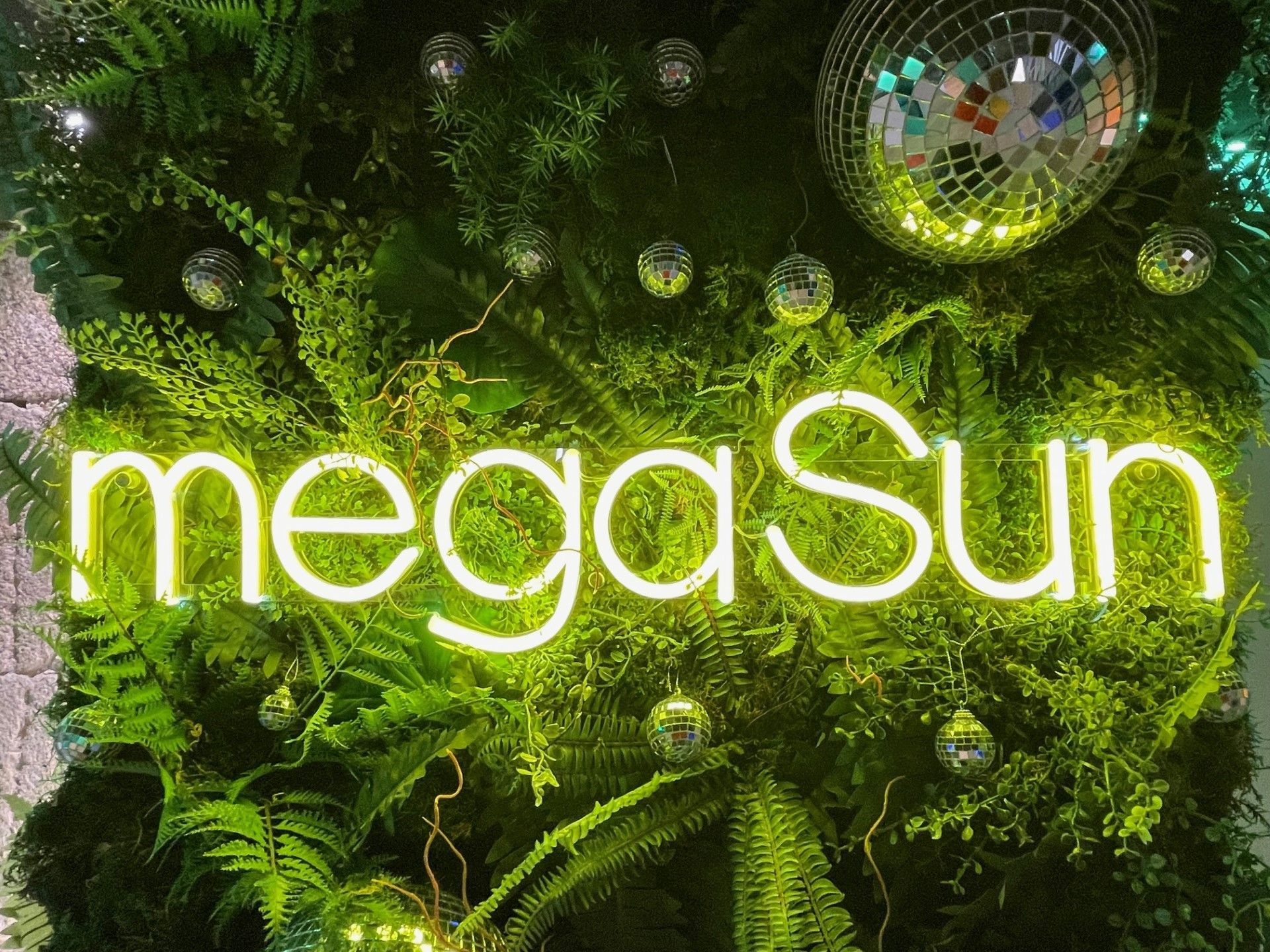 megaSun, soleil tout l'année dans un centre de bronzage équipé de 6 solariums