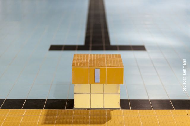 FARB- UND MATERIALKONZEPT FÜR DAS WOHNUNGSFOYER DER DENKMALGESCHÜTZTEN SCHWIMMHALLE IN SCHWERIN-LANKOW IN ANLEHNUNG AN DEN BESTAND