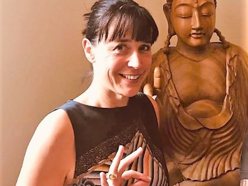 Claudia Marbach vor Buddha-Figur.