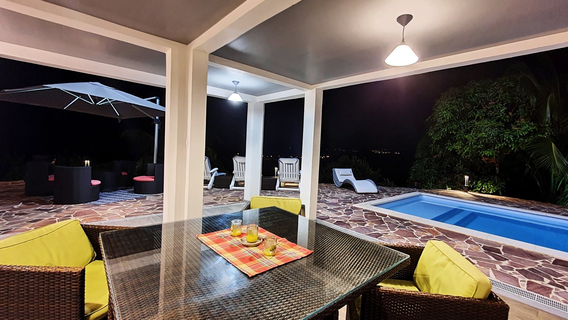 Canapé du salon transformable en lit. Lampe en bois flotté. SurlaBaie.fr Baie de Fort-de-France Martinique Location Saisonnière Appartement F2 à louer à la semaine avec vue sur la Baie de Fort de France à Ducos. Location de vacances en Martinique. Maison avec piscine et jardin avec vue sur la Baie de Fort-de-France