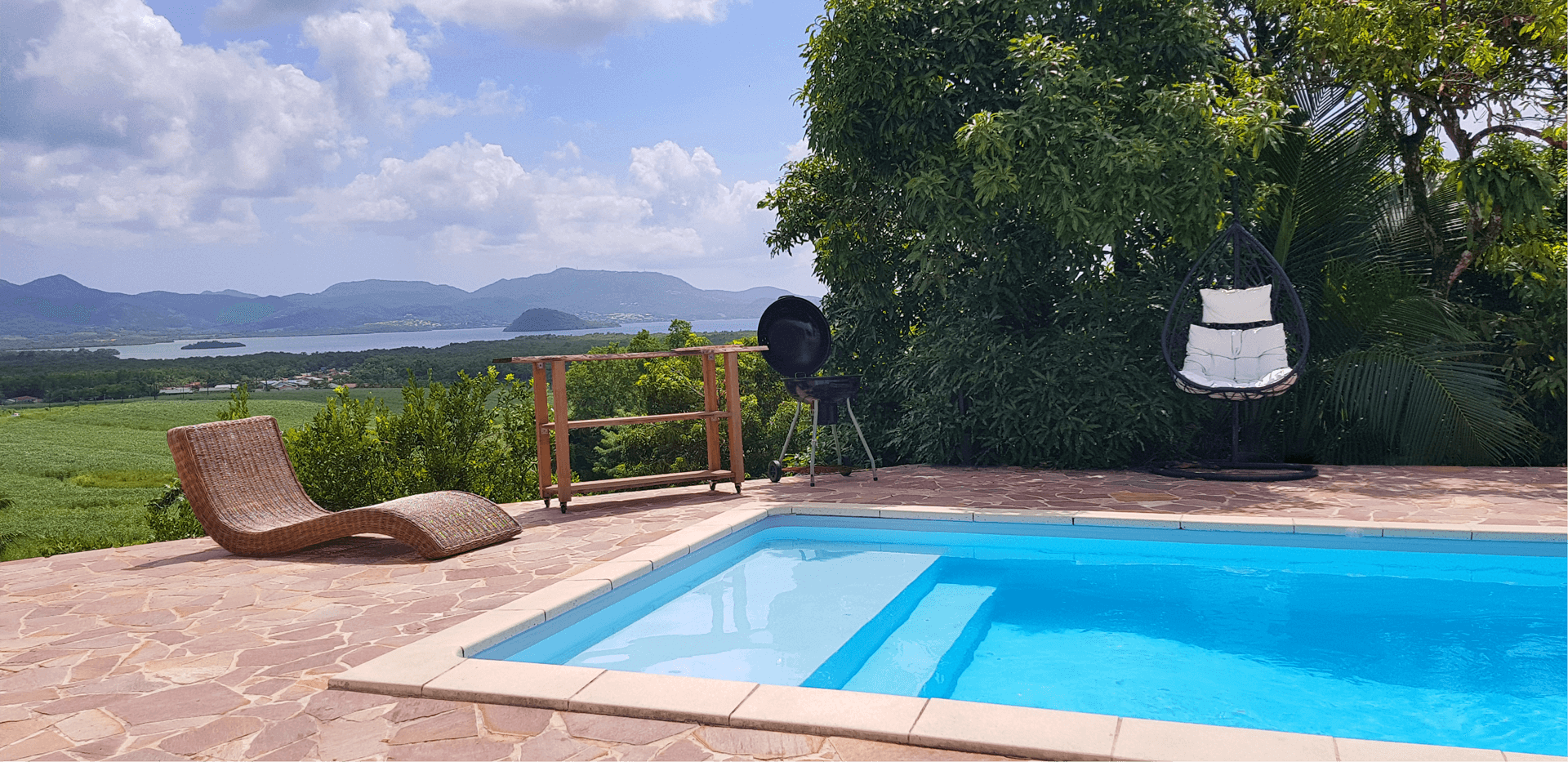 Terrasse Piscine avec vue sur la Baie de Fort-de-France Martinique. Surlabaie.fr Location Saisonnière Appartement F2 à louer à la semaine avec vue sur la Baie de Fort de France à Ducos. Location de vacances en Martinique. Maison avec piscine et jardin avec vue sur la Baie de Fort-de-France